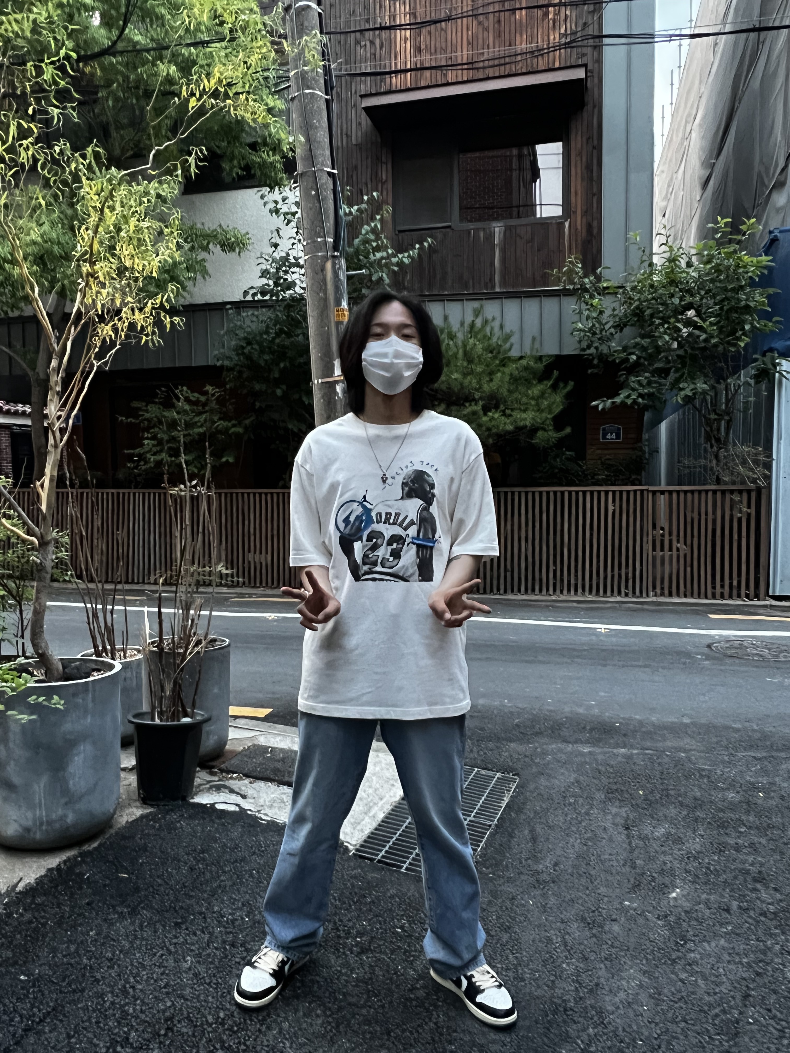 Jordan 1 x Travis Scott x Fragment Retro Low OG SP Military Blue, Jordan x Travis Scott x Fragment T-Shirt Sail (DJ0619-133) 착용 스타일 - 2