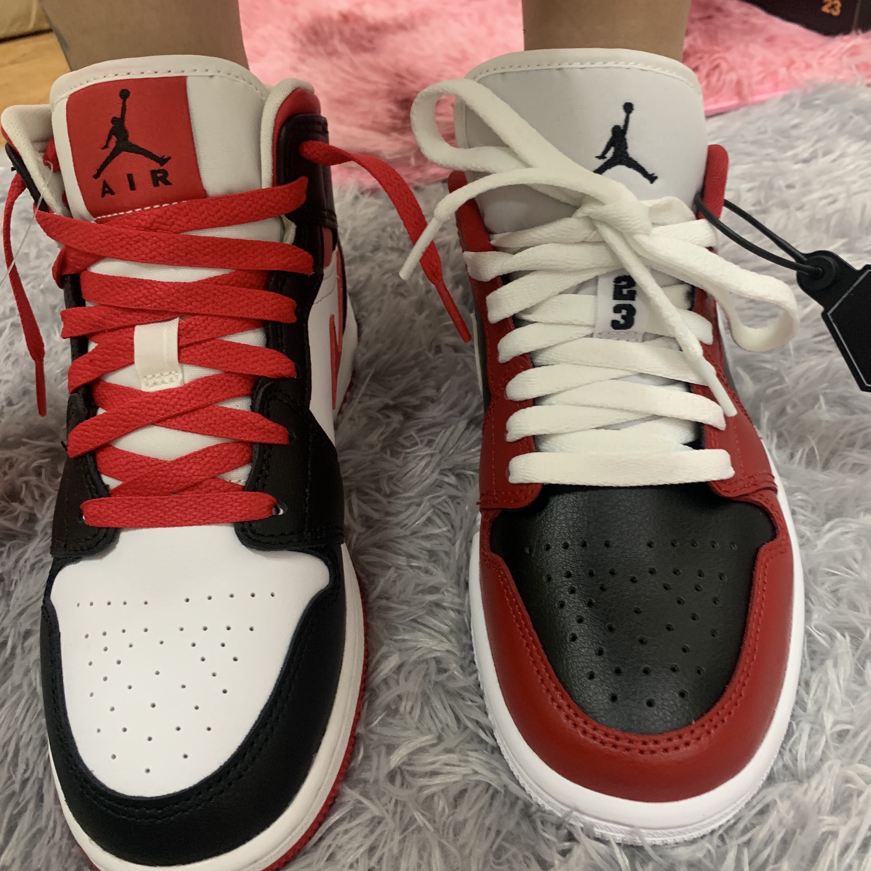 (GS) Jordan 1 Mid Very Berry , (W) Jordan 1 Low Chicago Flip 착용 스타일 - 4