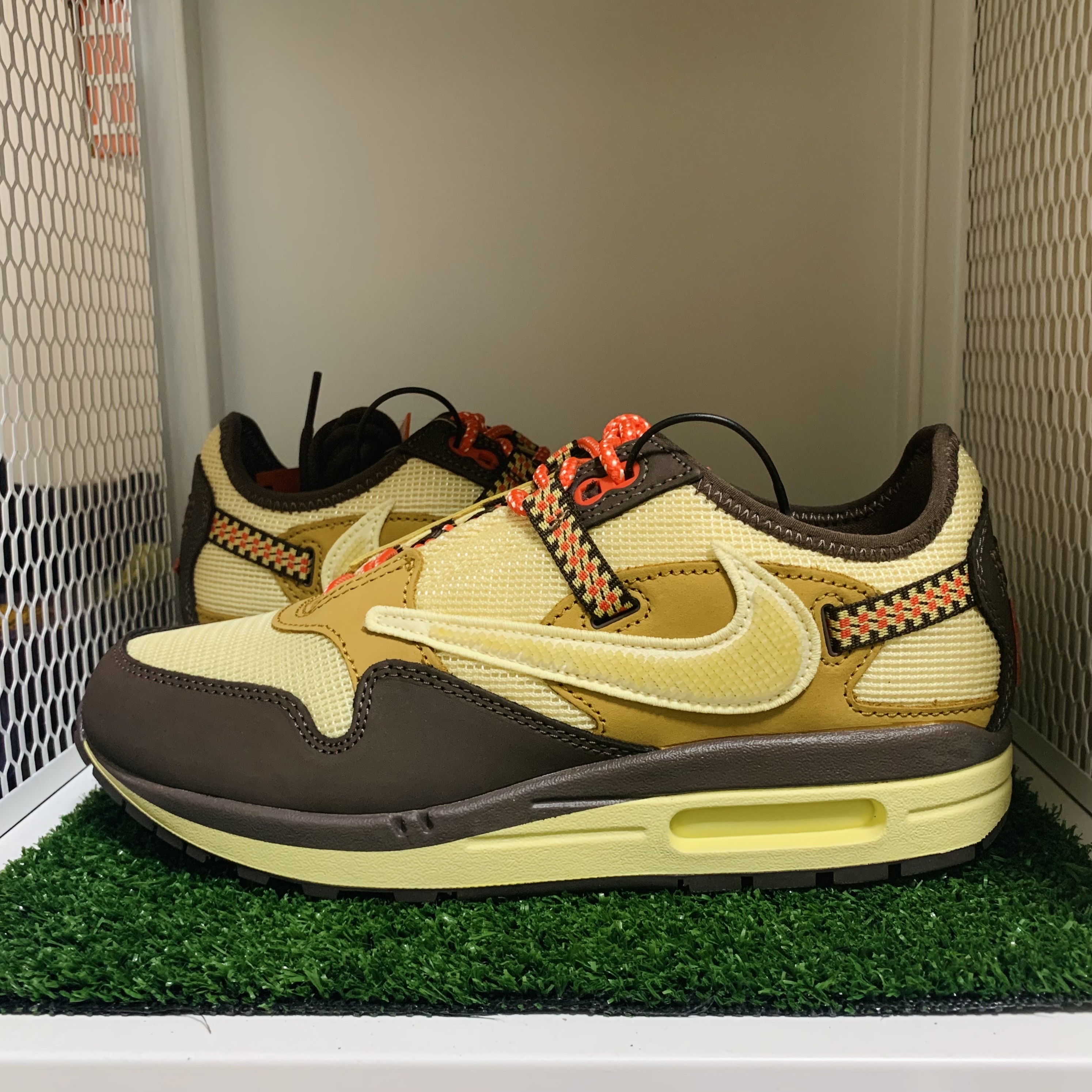 Nike x Travis Scott Air Max 1 Cact.us Brown, Nike x Off-White Air Force 1 Mid SP White 착용 스타일 - 1