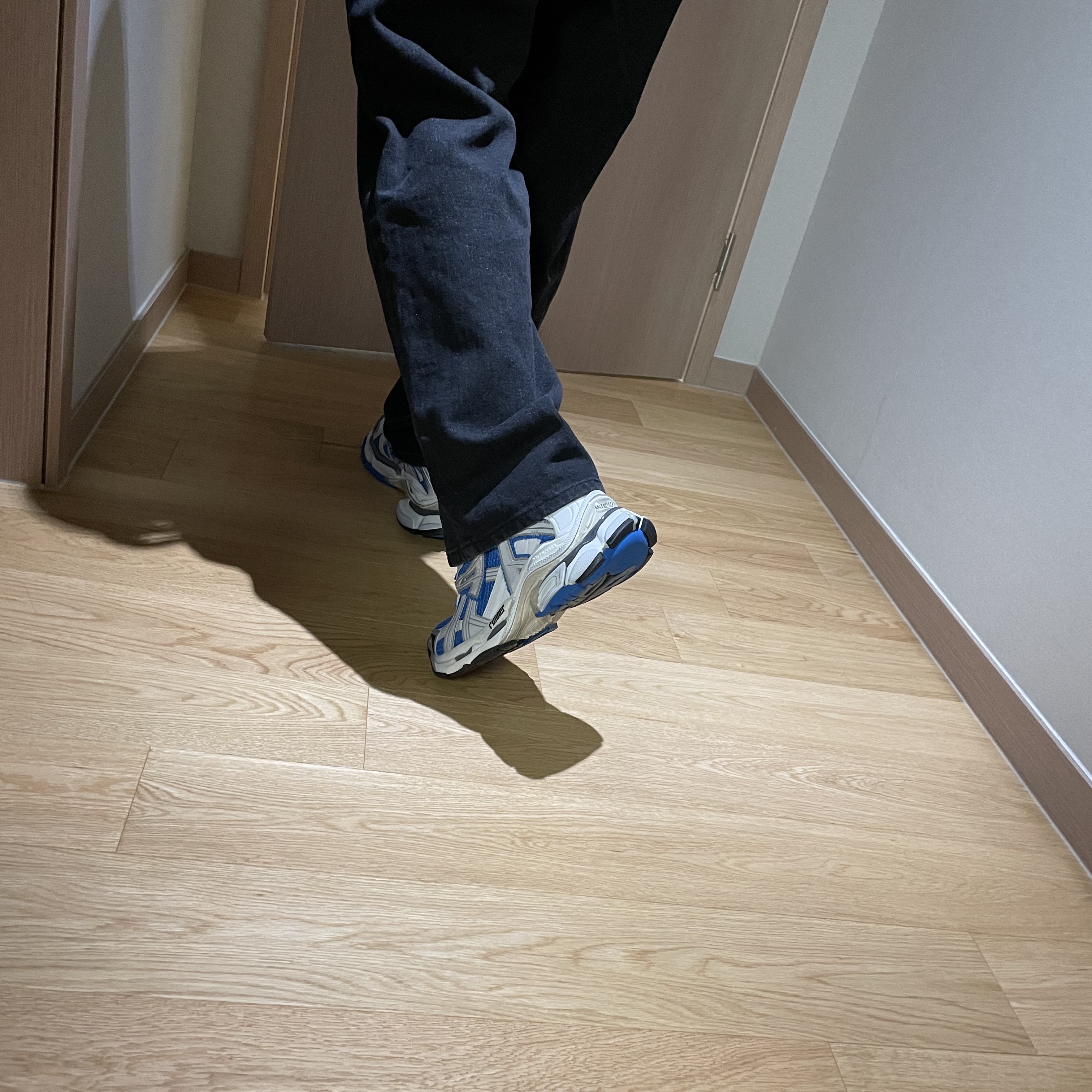 Balenciaga Runner Sneakers Blue White 착용 스타일 - 2