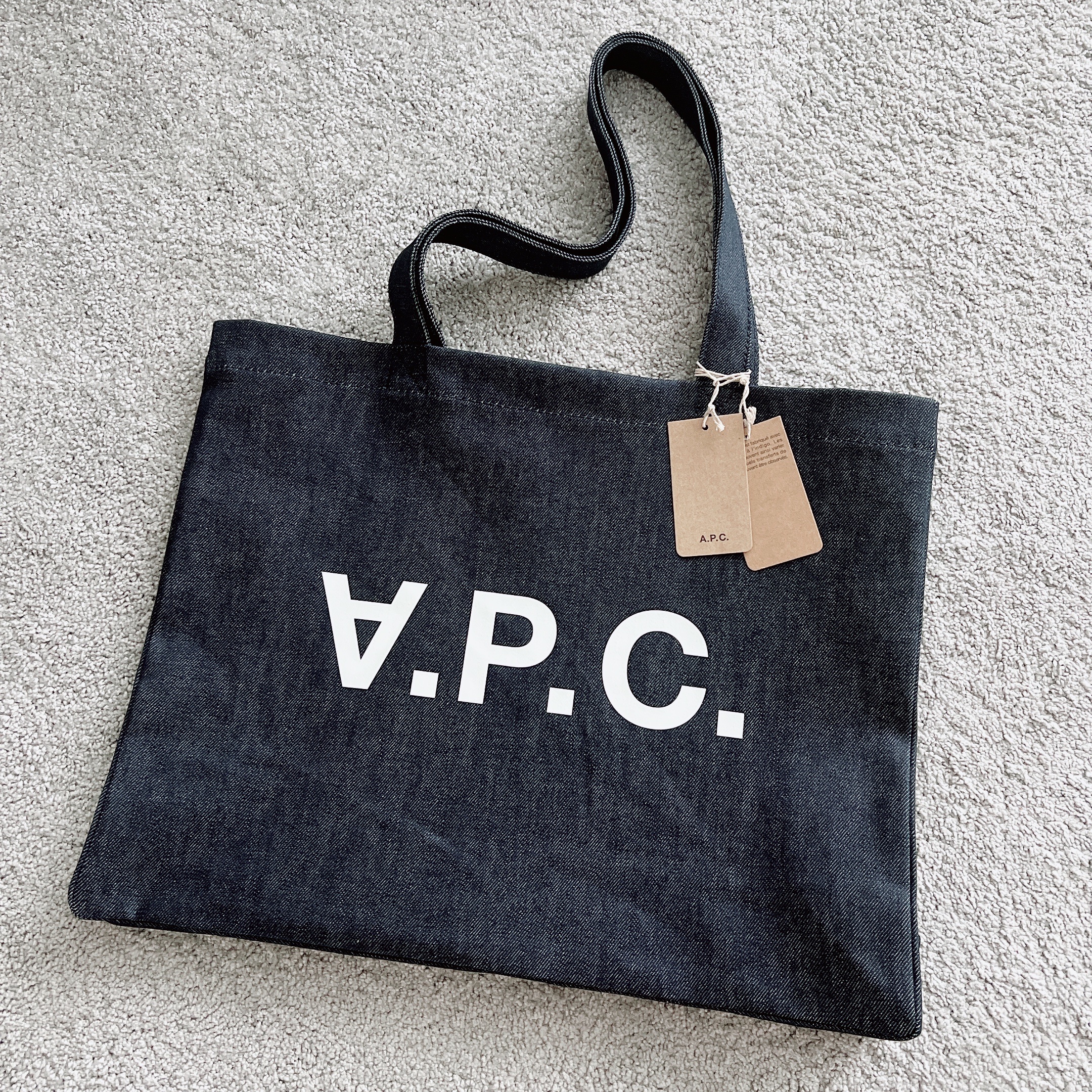 A.P.C. Daniela Shopping Bag Indigo 착용 스타일