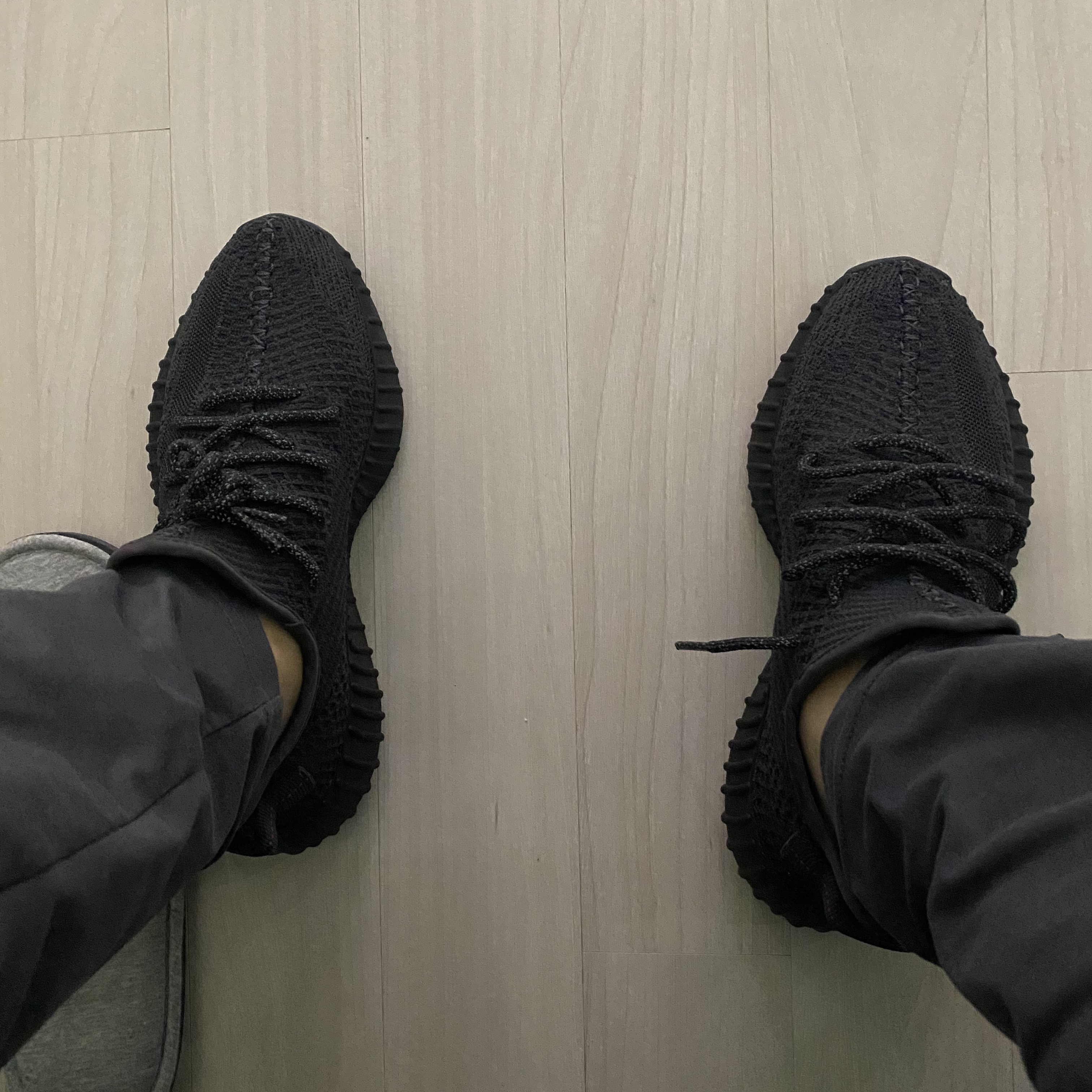 Adidas Yeezy Boost 350 V2 Black - Non-Reflective 착용 스타일 - 2