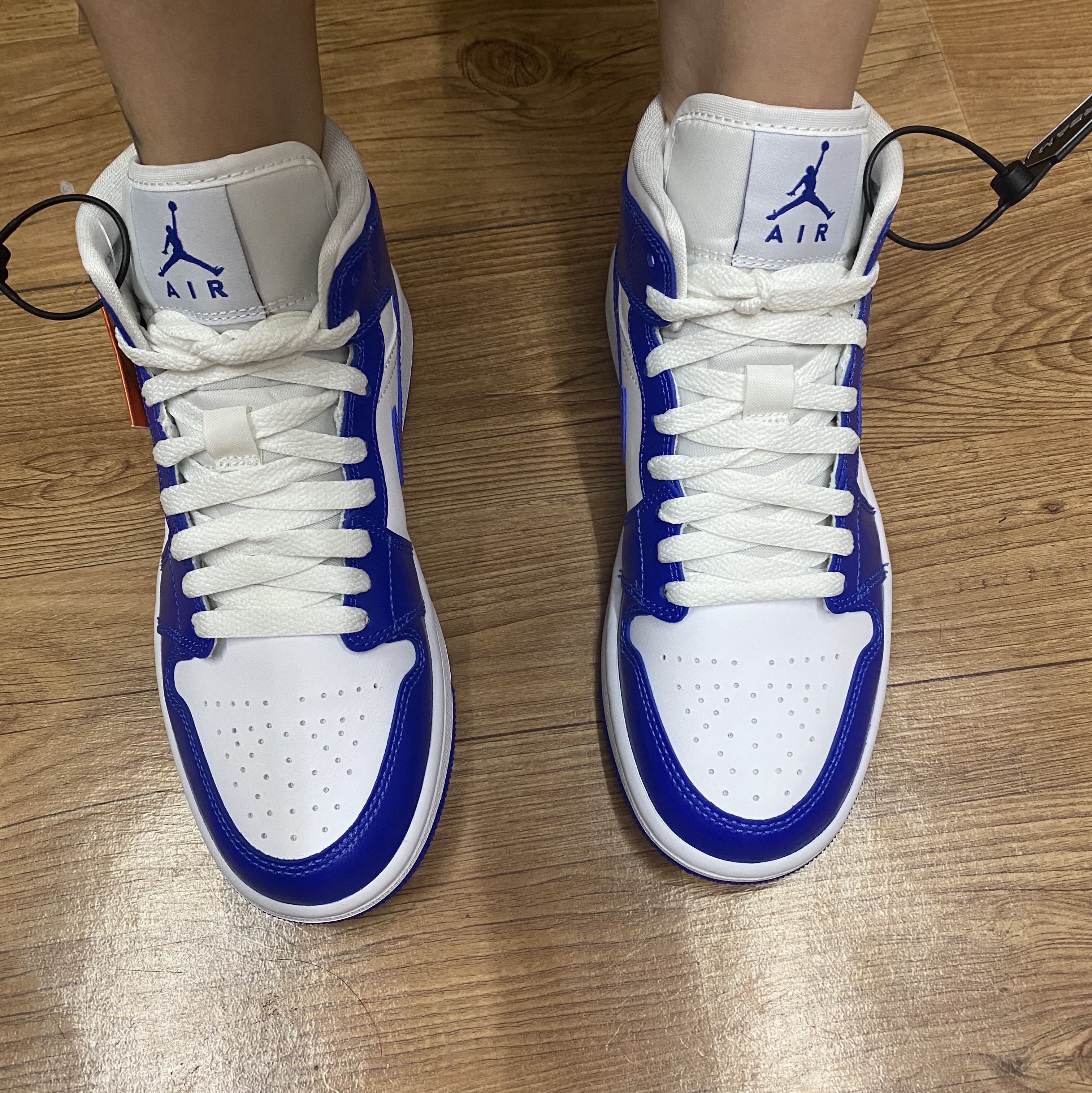 (W) Jordan 1 Mid White Hyper Royal 착용 스타일 - 5