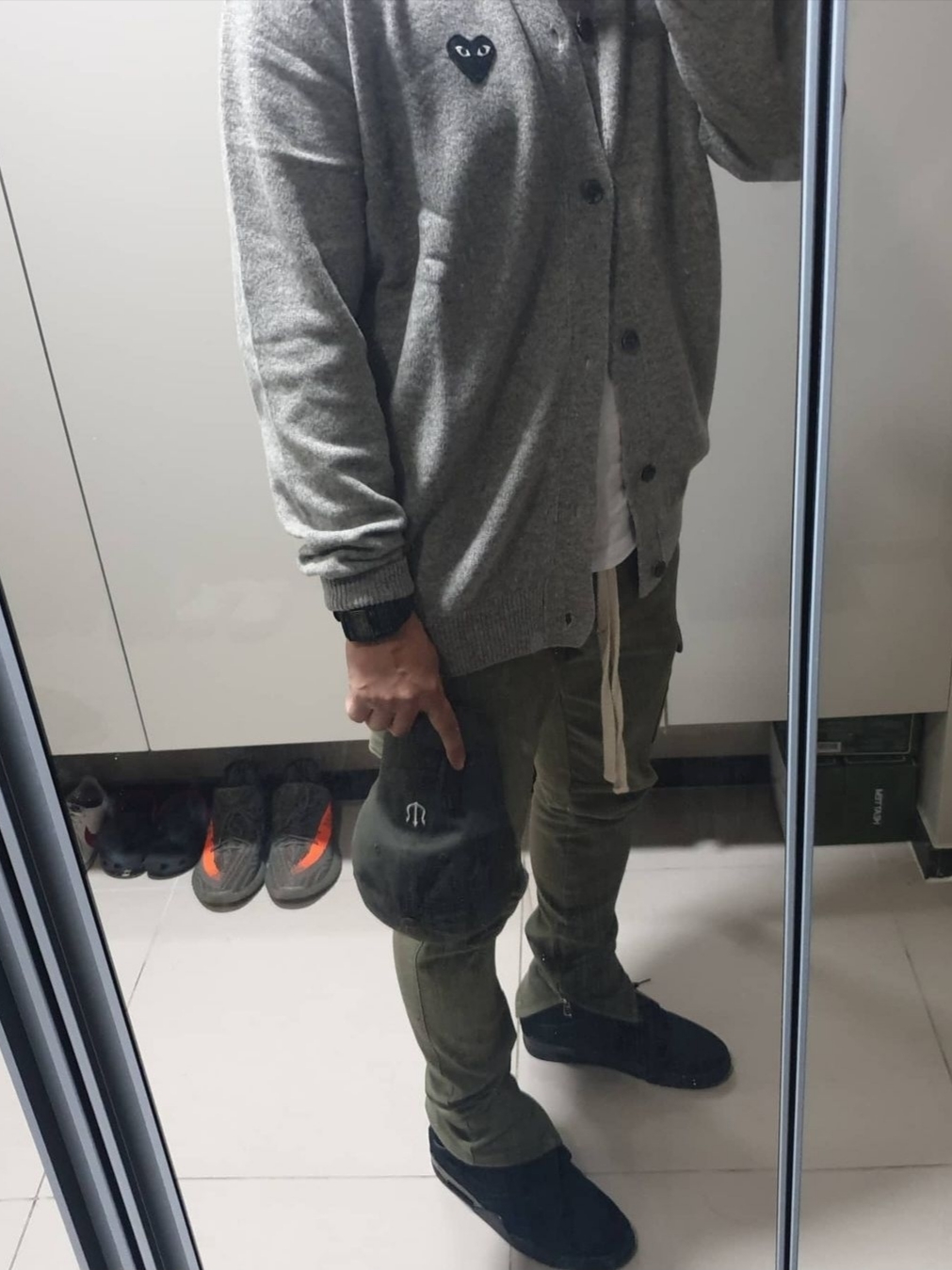 Jordan 4 Retro Black Cat 2020, Play Comme des Garcons Black Heart Knit Cardigan Grey 착용 스타일 - 2