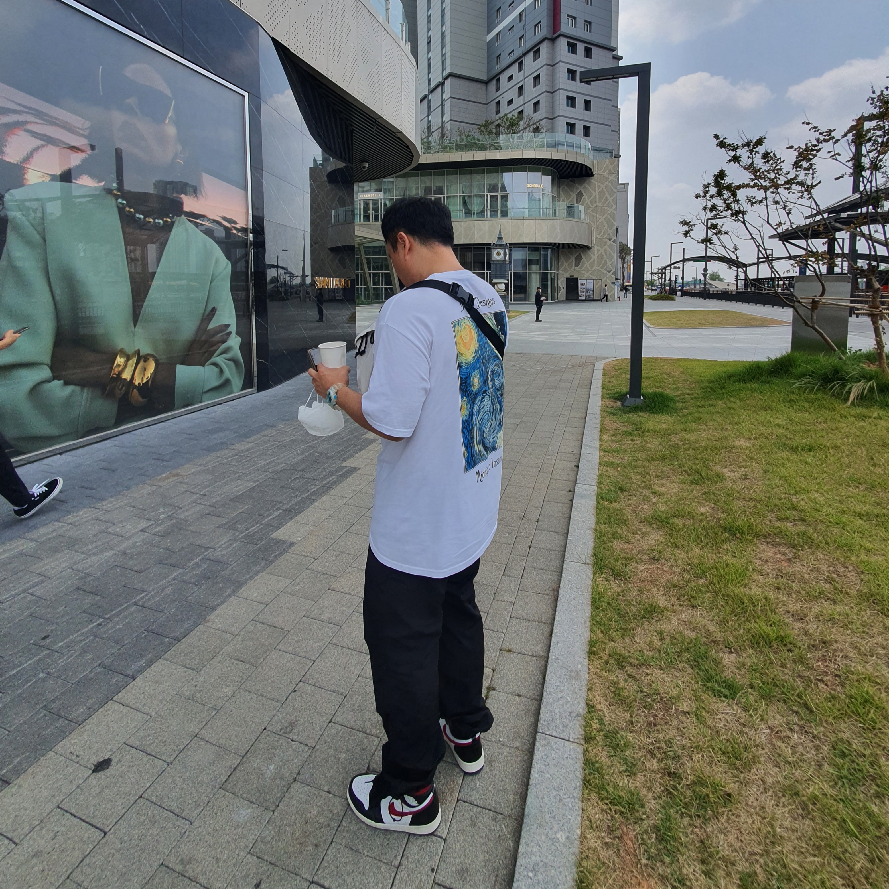 Stussy Midnight Insanity T-Shirt White, Jordan 1 Retro High OG Gym Red 착용 스타일