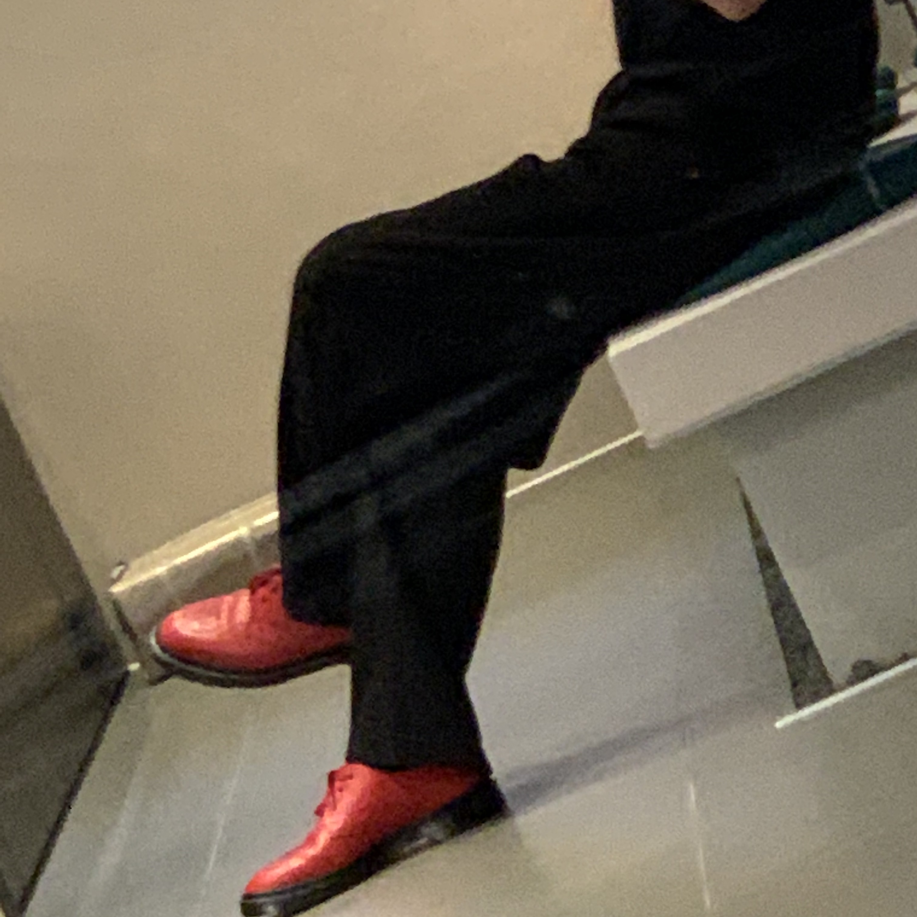 Dr. Martens x Supreme Spiderweb 3-Eye Shoe Red 착용 스타일 - 4