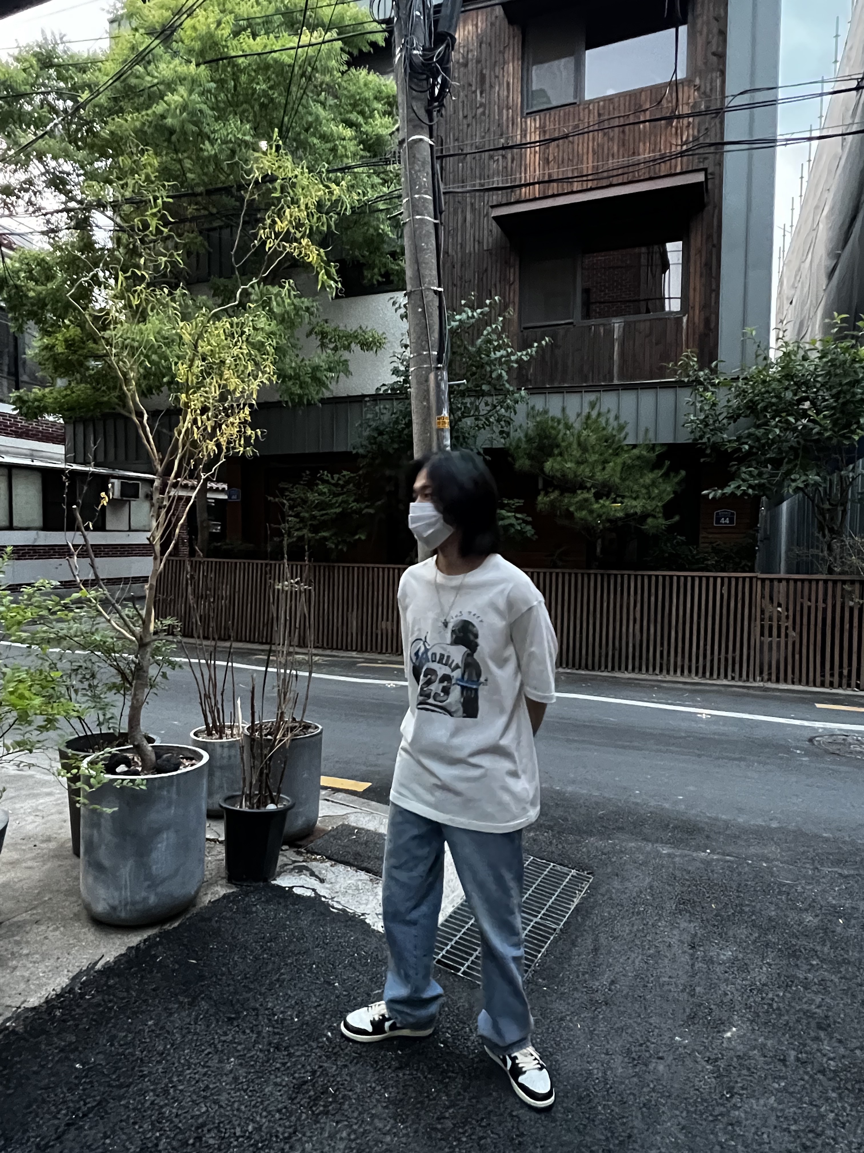 Jordan 1 x Travis Scott x Fragment Retro Low OG SP Military Blue, Jordan x Travis Scott x Fragment T-Shirt Sail (DJ0619-133) 착용 스타일 - 3