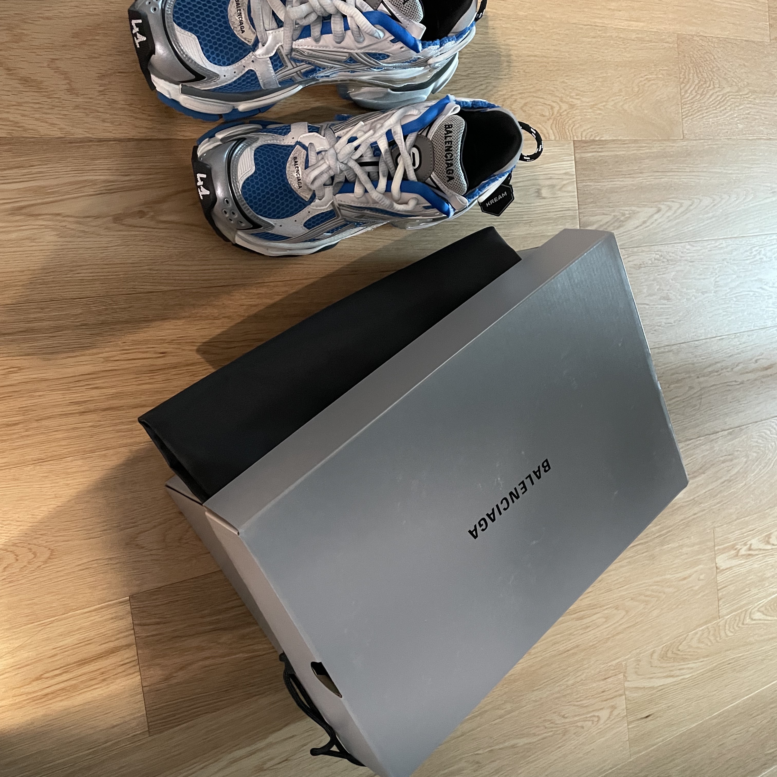 Balenciaga Runner Sneakers Blue White 착용 스타일 - 2