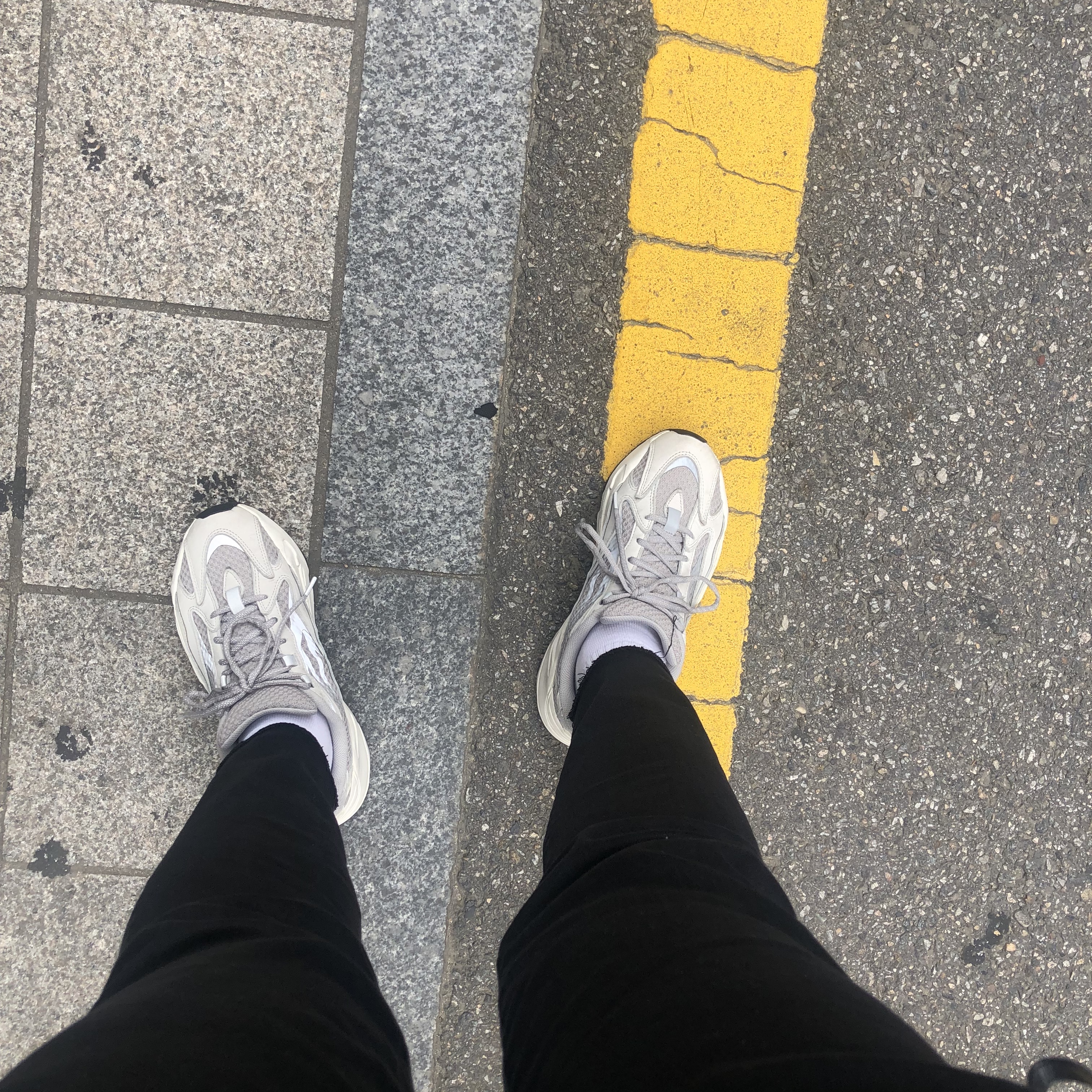 Adidas Yeezy Boost 700 V2 Static 2022 착용 스타일 - 5