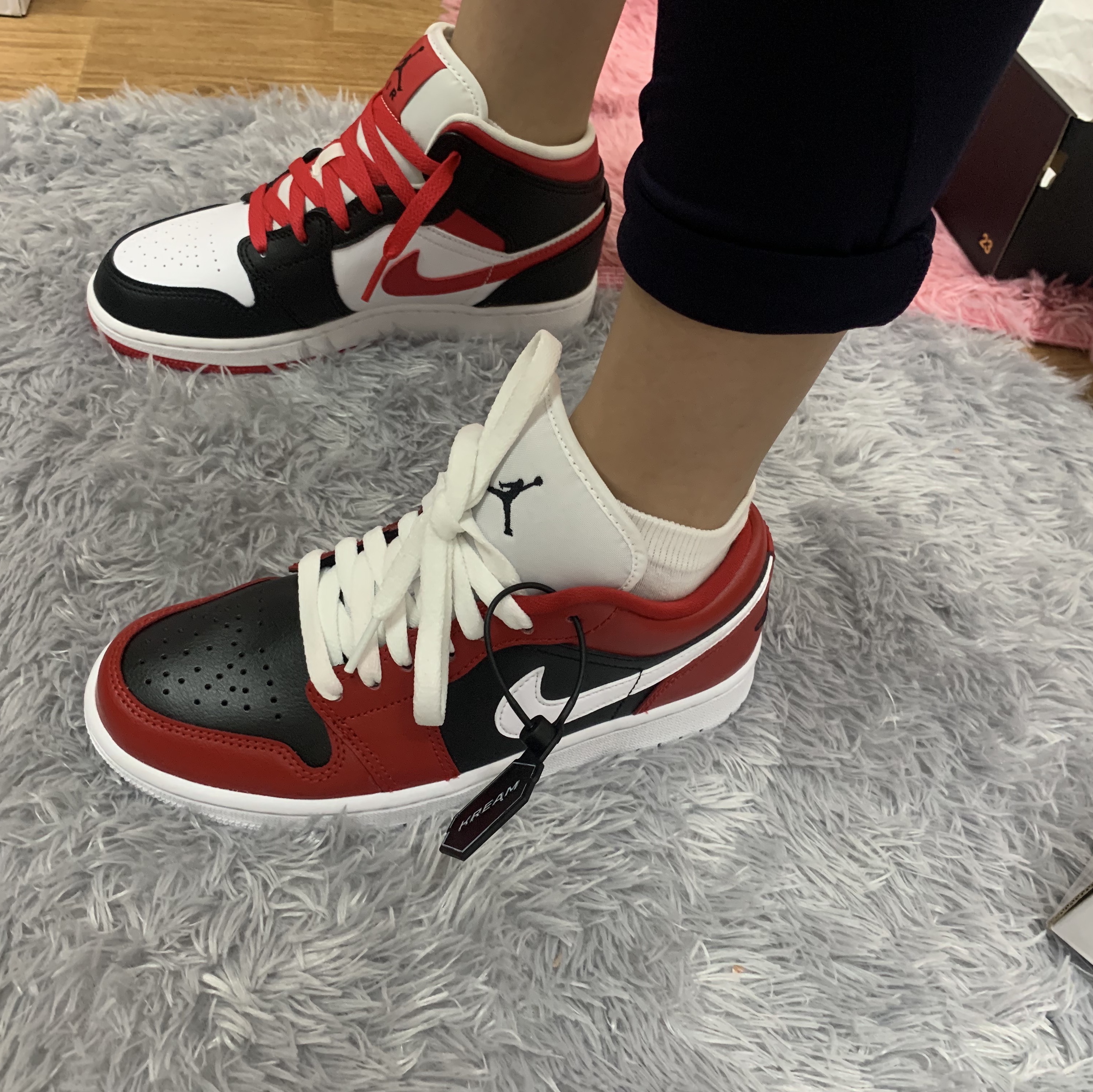 (GS) Jordan 1 Mid Very Berry , (W) Jordan 1 Low Chicago Flip 착용 스타일 - 2