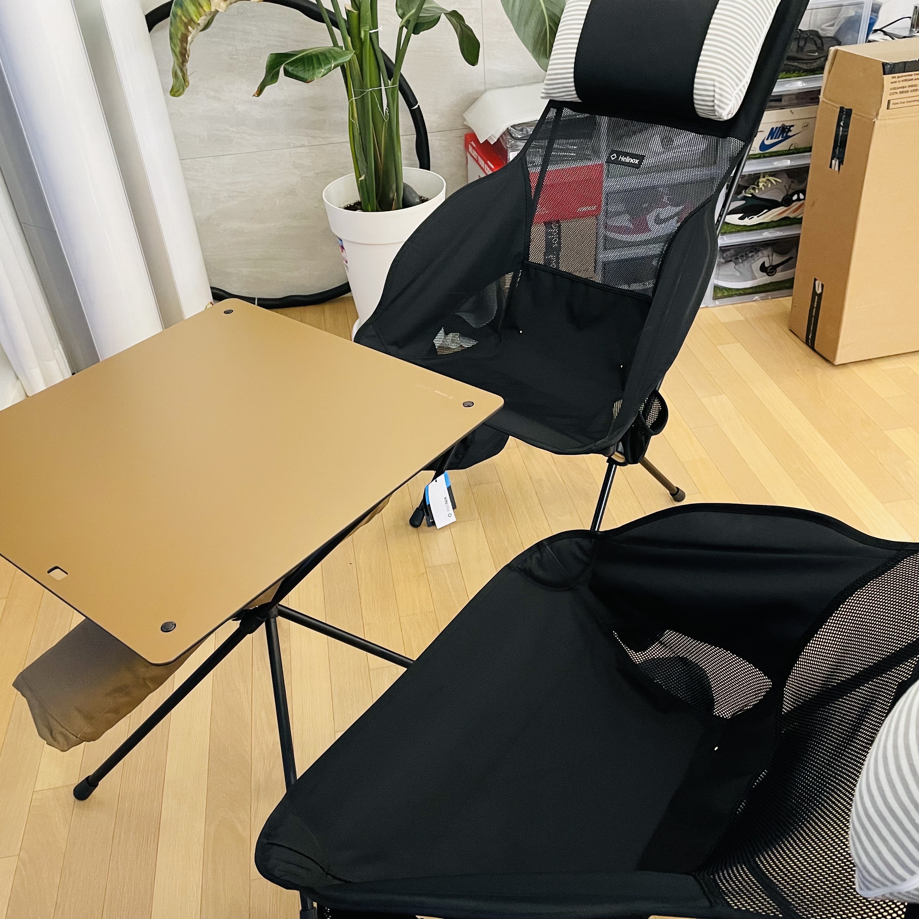 Helinox Cafe Table Coyote Tan, Helinox Savanna Chair All Black 착용 스타일 - 1