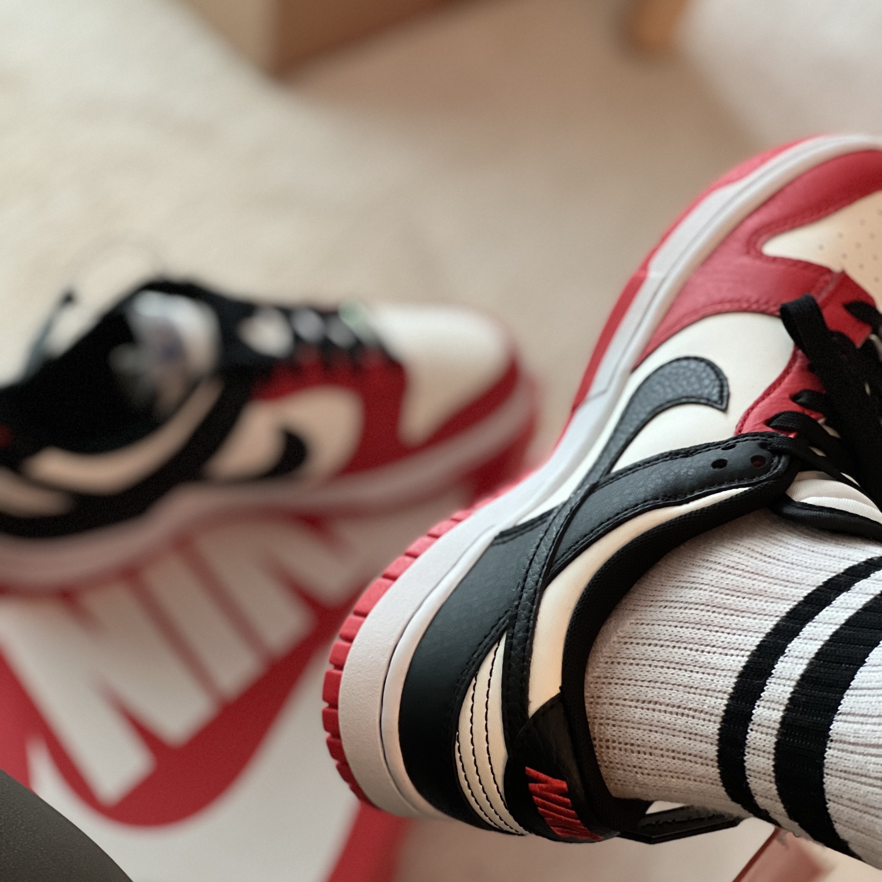 Nike x NBA Dunk Low Retro EMB Black and Chile Red 착용 스타일 - 1