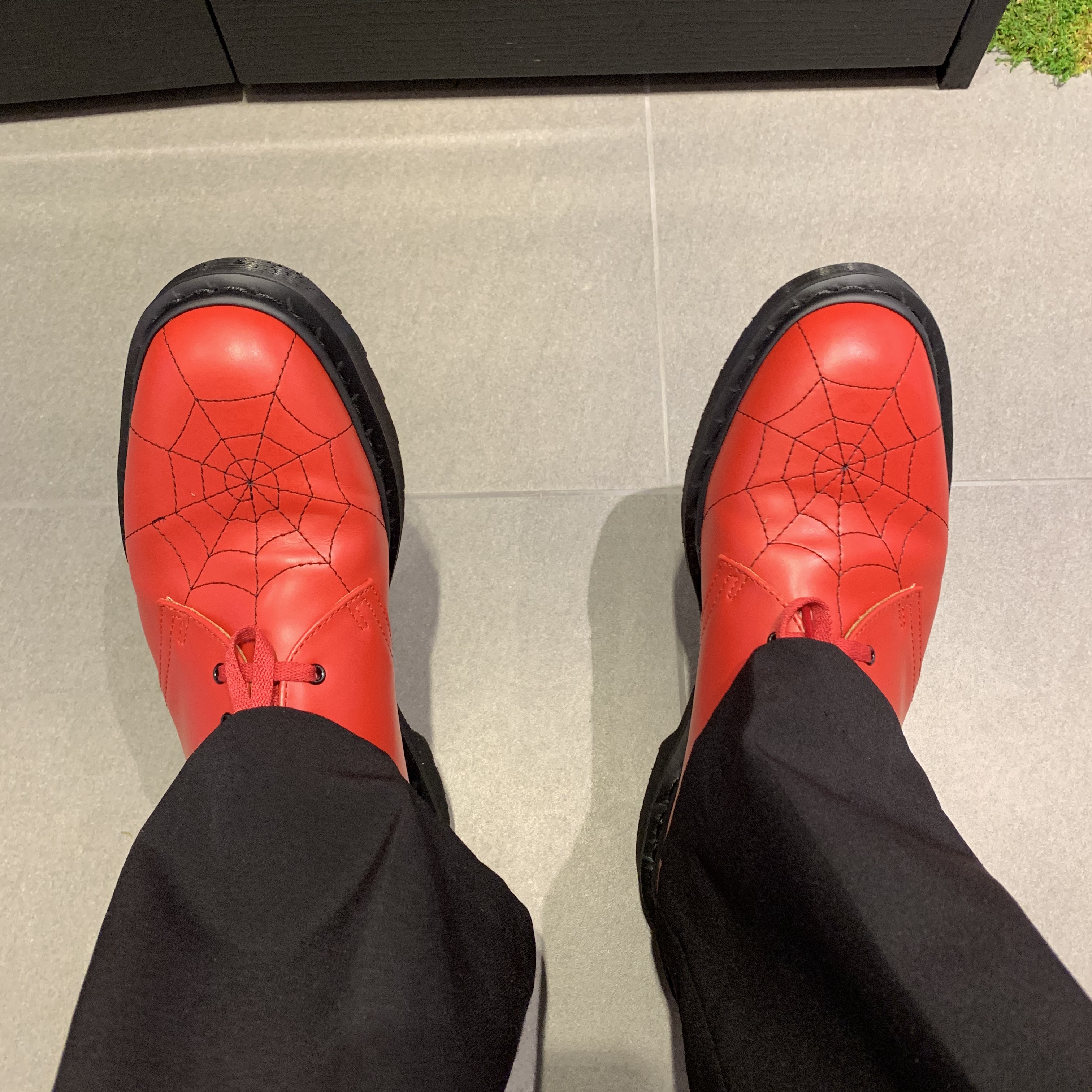 Dr. Martens x Supreme Spiderweb 3-Eye Shoe Red 착용 스타일 - 3