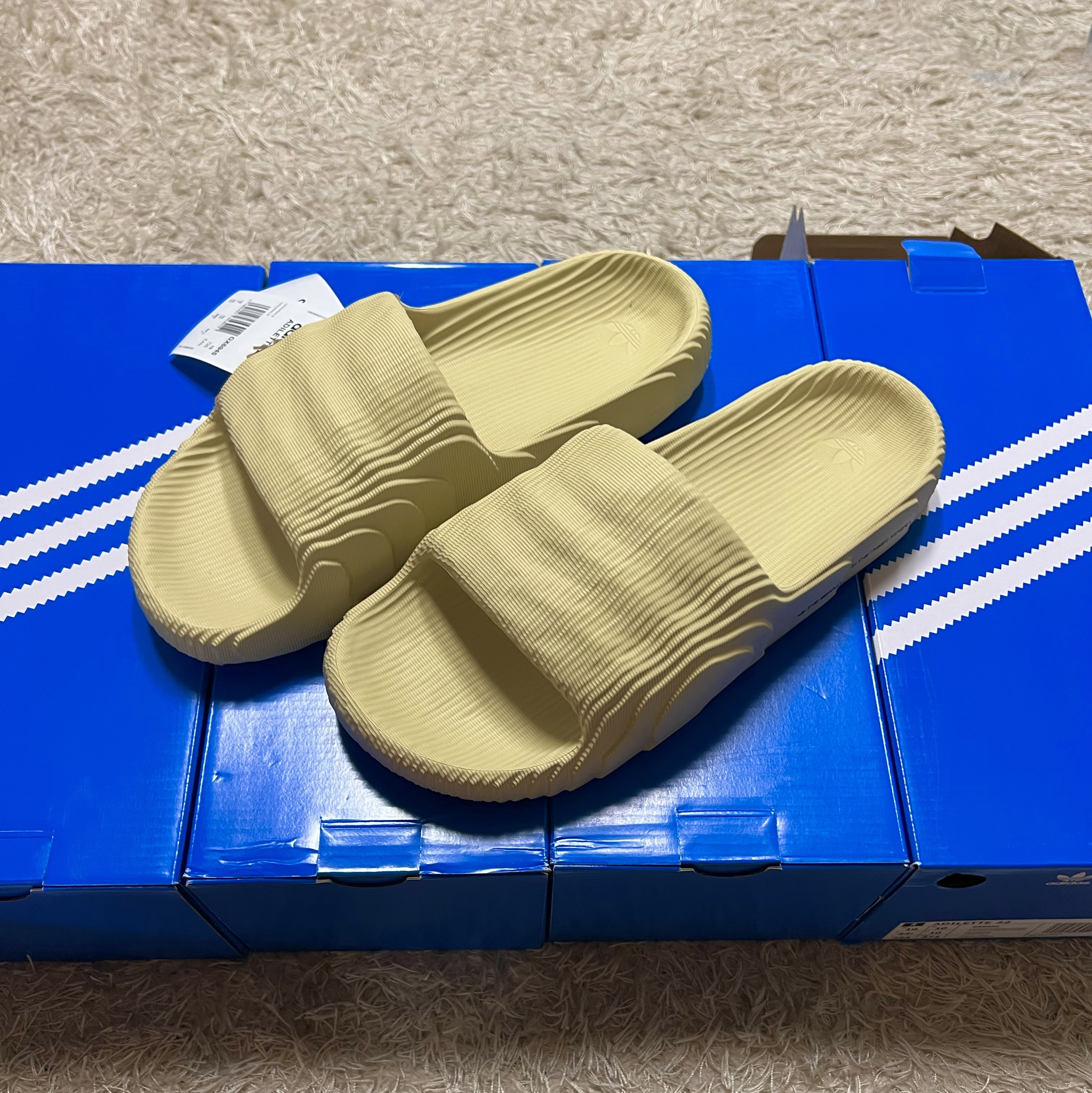 Adidas Adilette 22 Desert Sand 착용 스타일