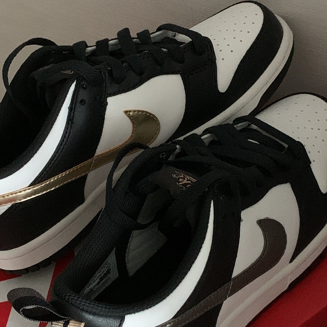 (GS) Nike Dunk Low SE Off Noir Summit White Metallic Pewter 착용 스타일 - 1