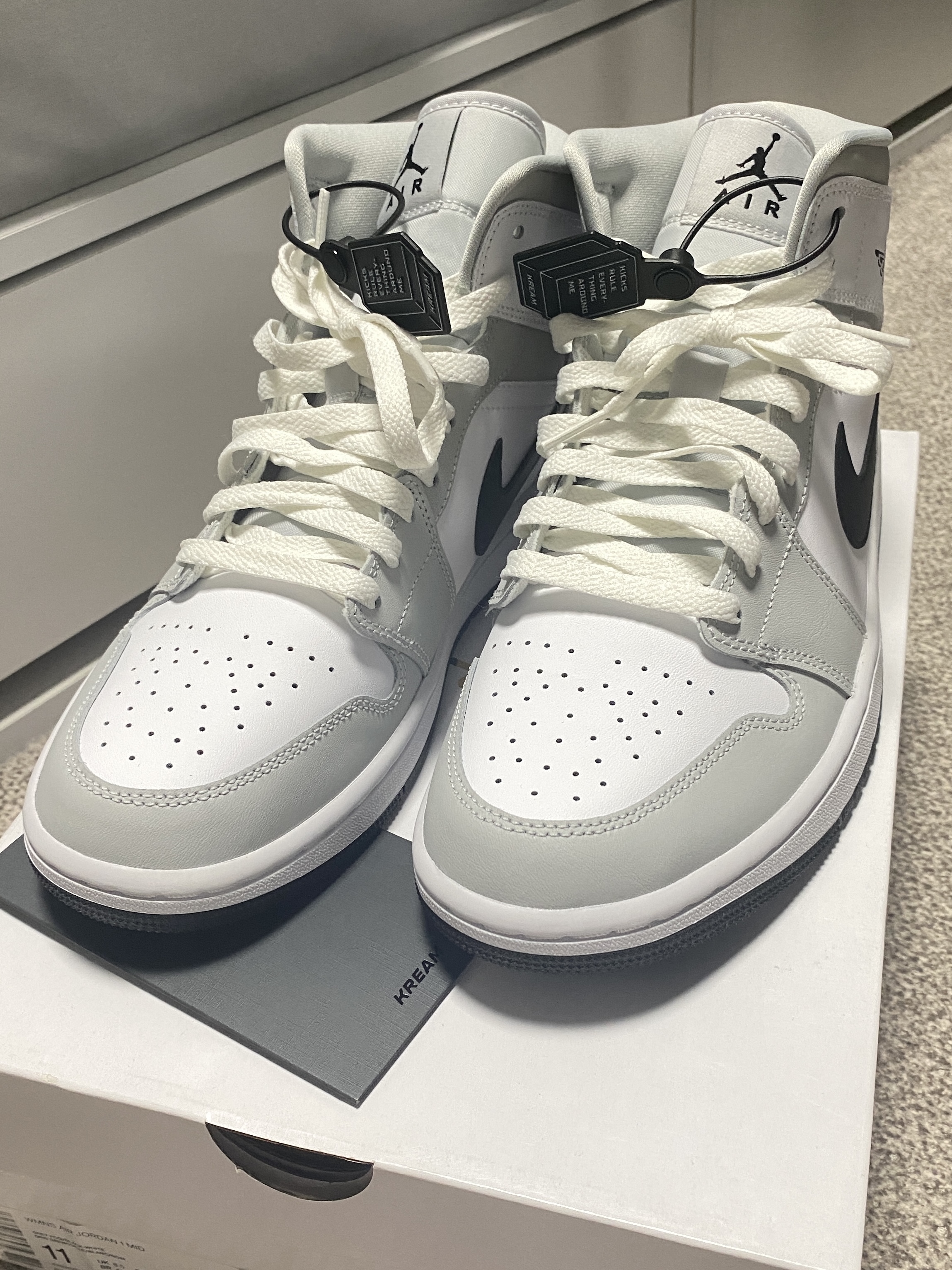 (W) Jordan 1 Mid Grey Fog 착용 스타일 - 1