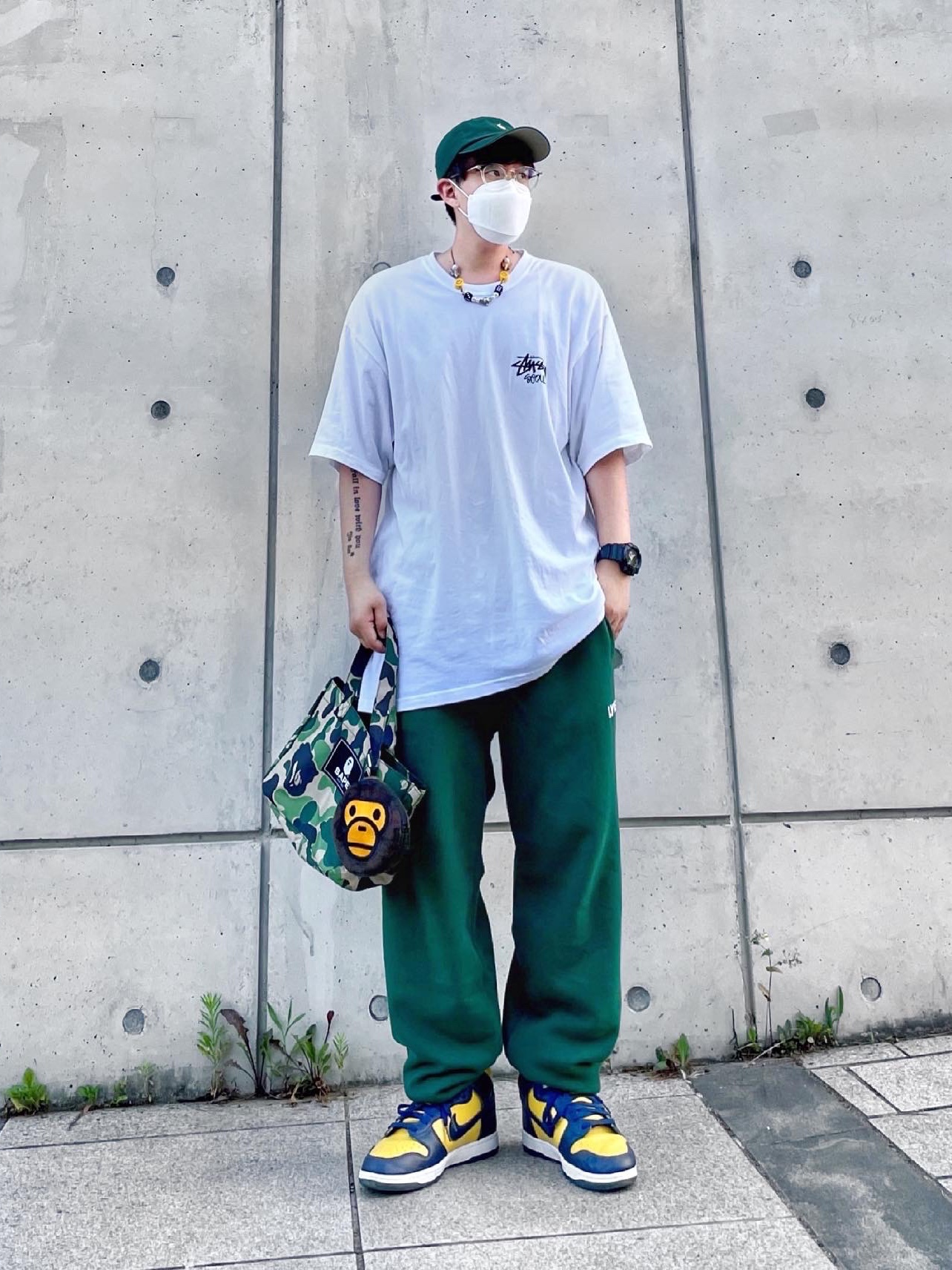Stussy Stock Seoul T-Shirt White 2022, Nike Dunk High SP Maize & Blue 착용 스타일 - 1