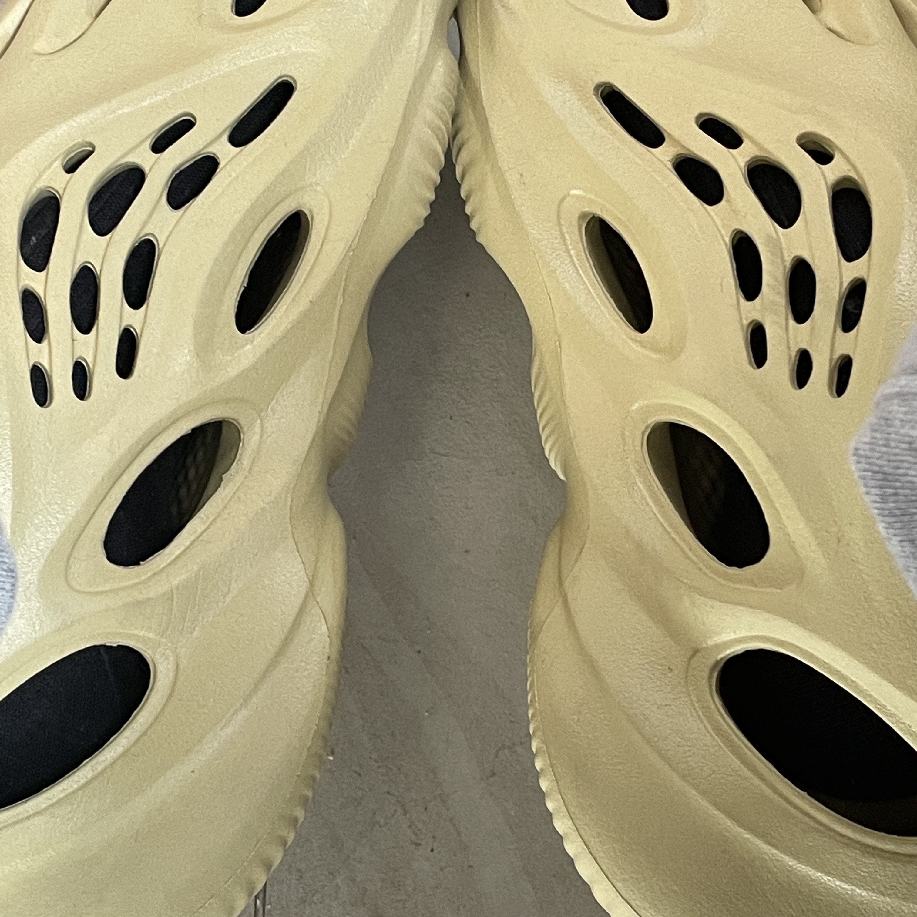 Adidas Yeezy Foam RNNR Sulfur, Adidas Yeezy 700 V3 Dark Glow 착용 스타일 - 2
