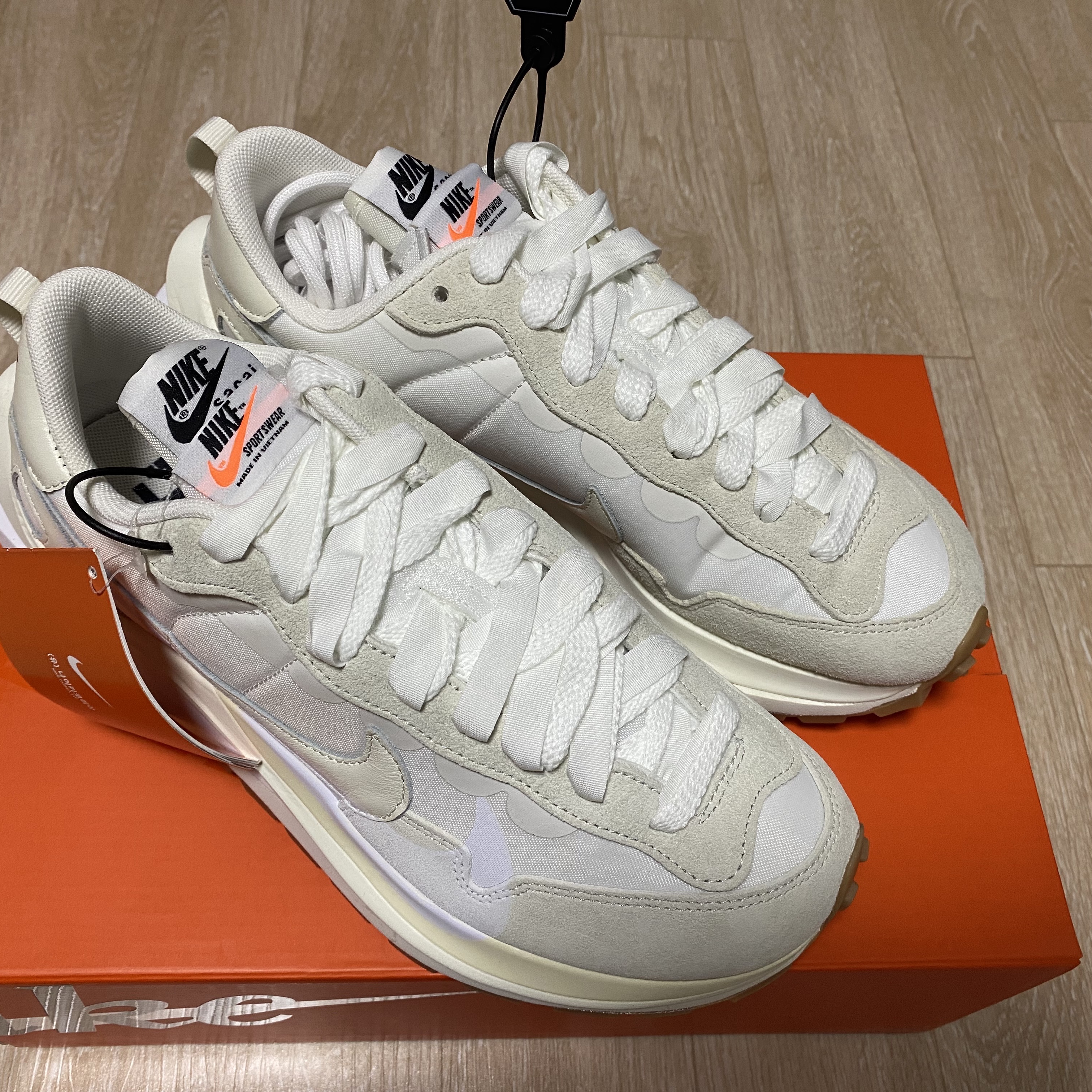 Nike x Sacai VaporWaffle White and Gum, Nike x Sacai VaporWaffle Black and Gum 착용 스타일 - 1