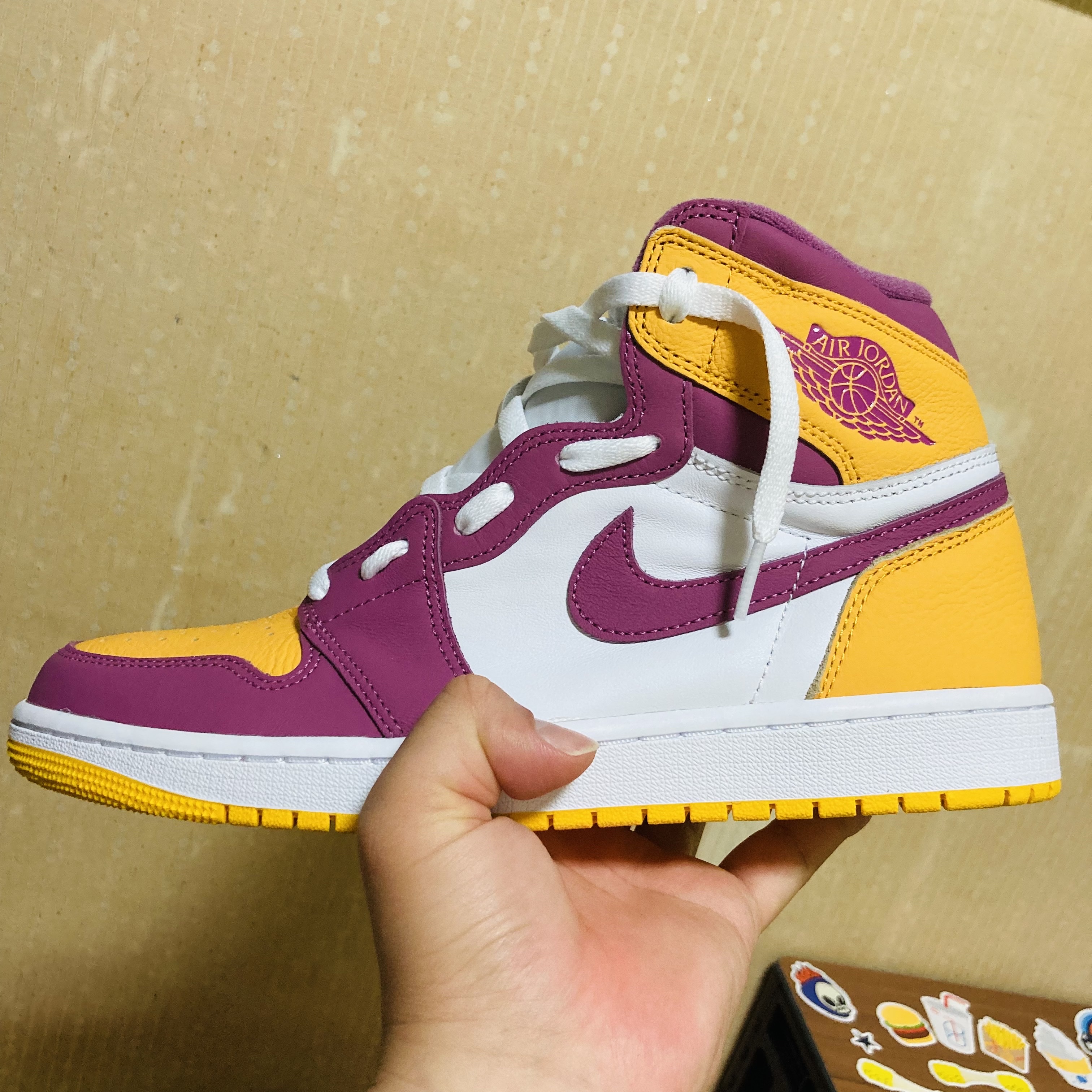 Jordan 1 Retro High OG University Gold Light Bordeaux 착용 스타일 - 1