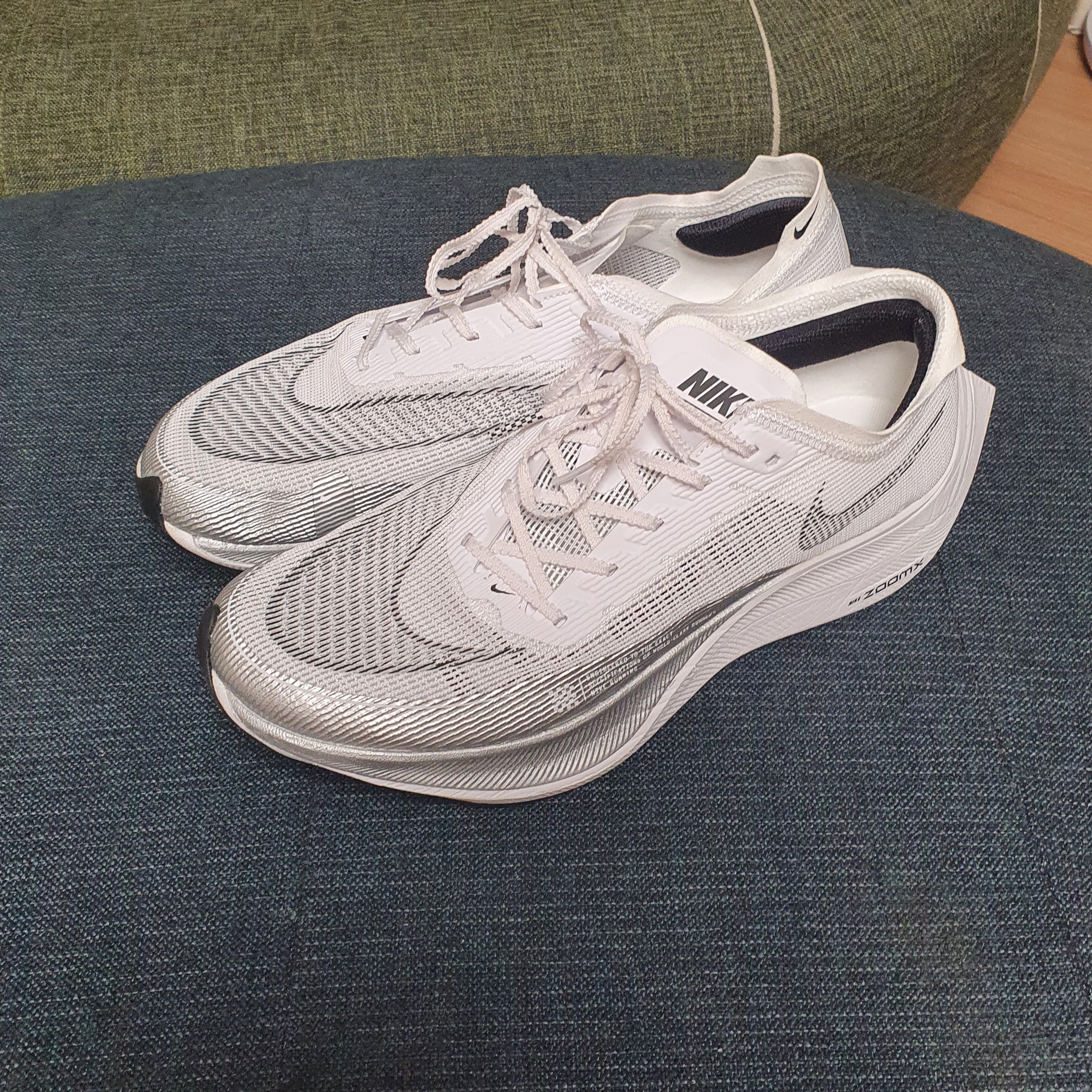 Nike ZoomX Vaporfly Next% 2 White Metallic Silver 착용 스타일 - 2