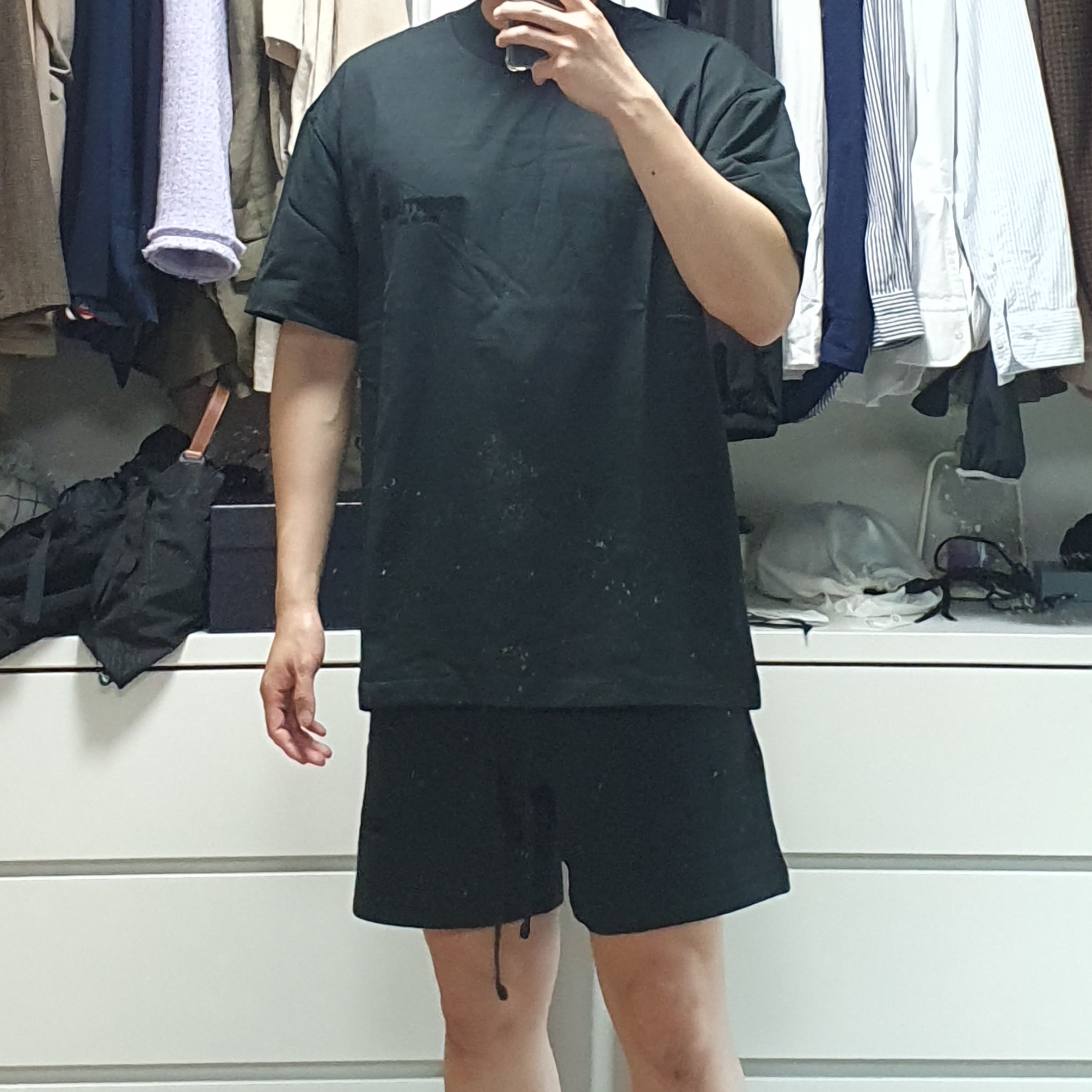 Essentials The Core Collection T-Shirt Stretch Limo, Essentials The Core Collection Sweatshorts Stretch Limo 착용 스타일