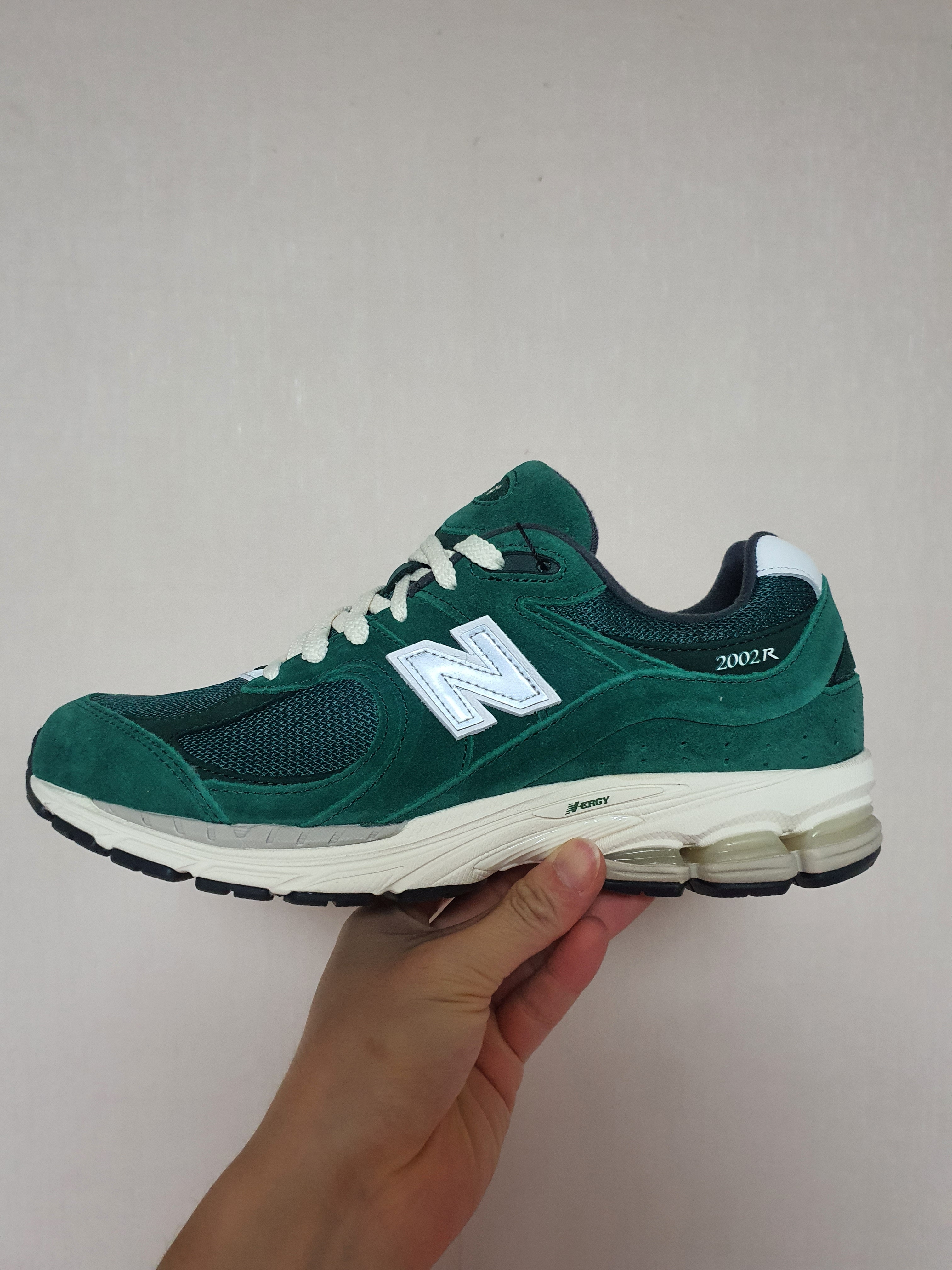 New Balance 2002R Nightwatch Green 착용 스타일 - 1