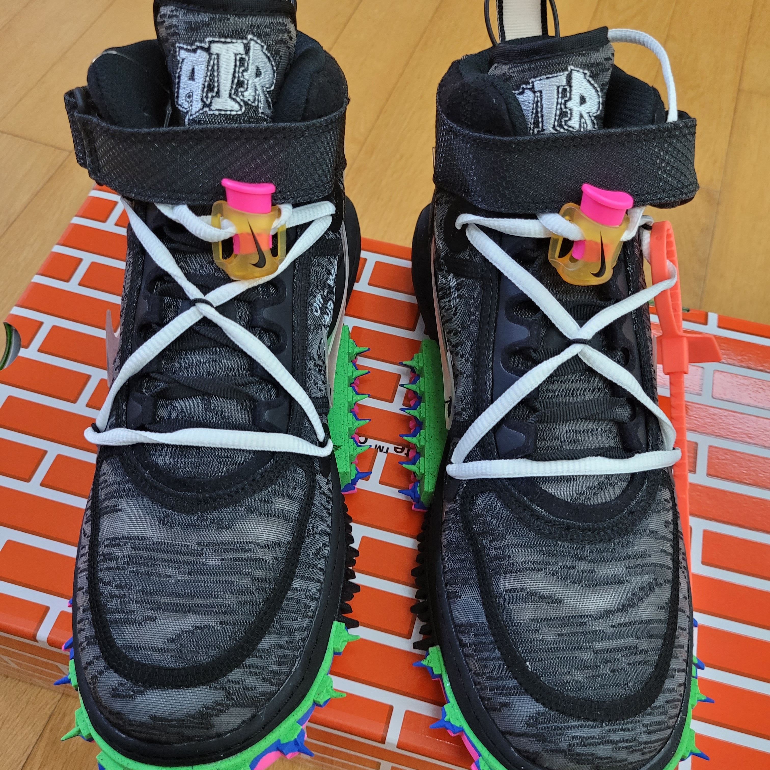 Nike x Off-White Air Force 1 Mid SP Black 착용 스타일 - 2