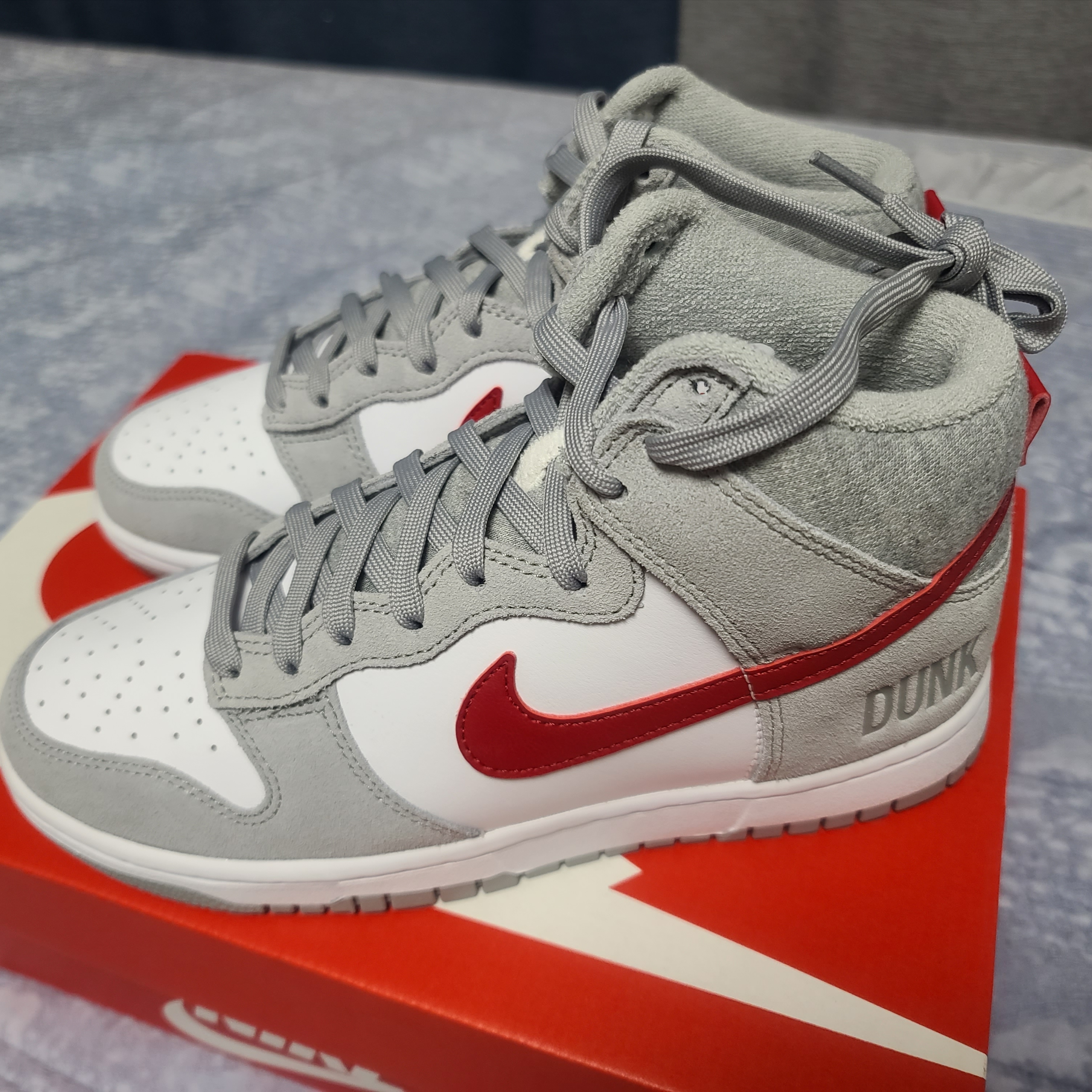 Nike Dunk High Retro SE Athletic Club Light Smoke Grey Gym Red 착용 스타일