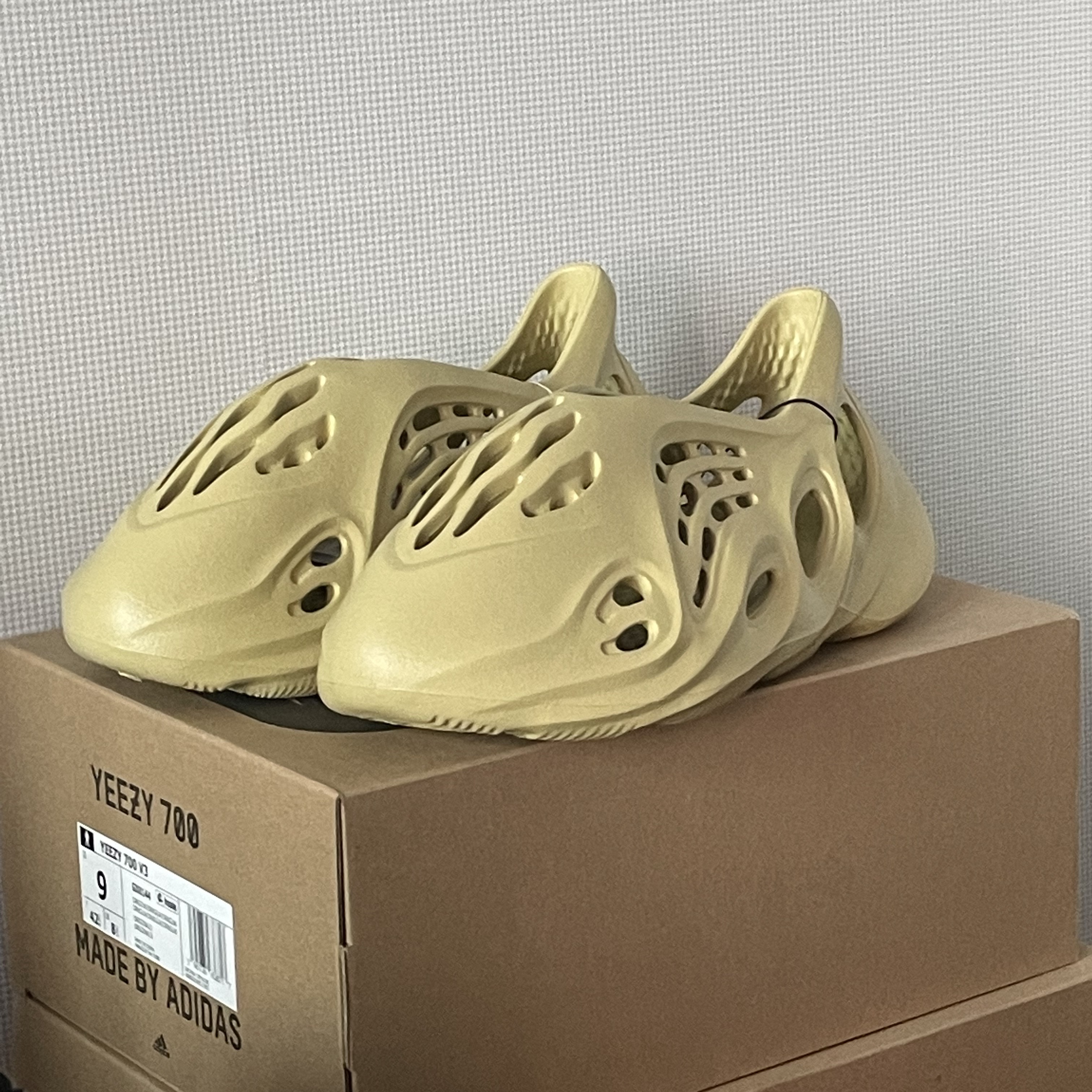 Adidas Yeezy Foam RNNR Sulfur, Adidas Yeezy 700 V3 Dark Glow 착용 스타일 - 3
