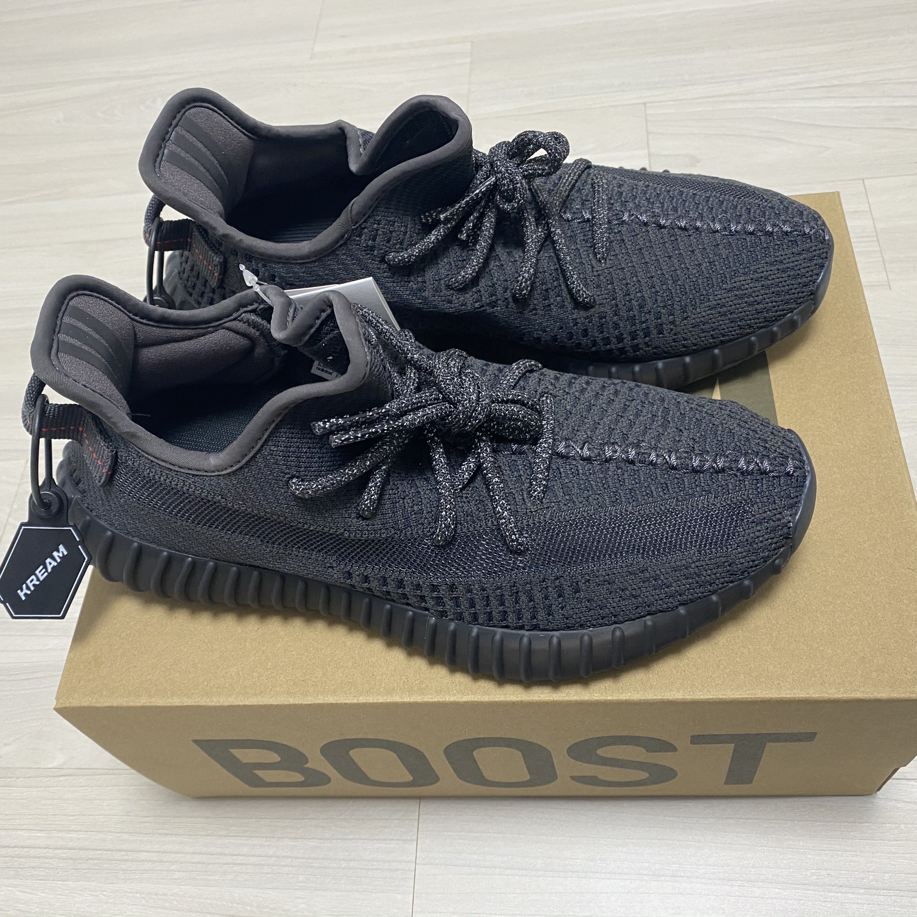 Adidas Yeezy Boost 350 V2 Black - Non-Reflective 착용 스타일 - 1