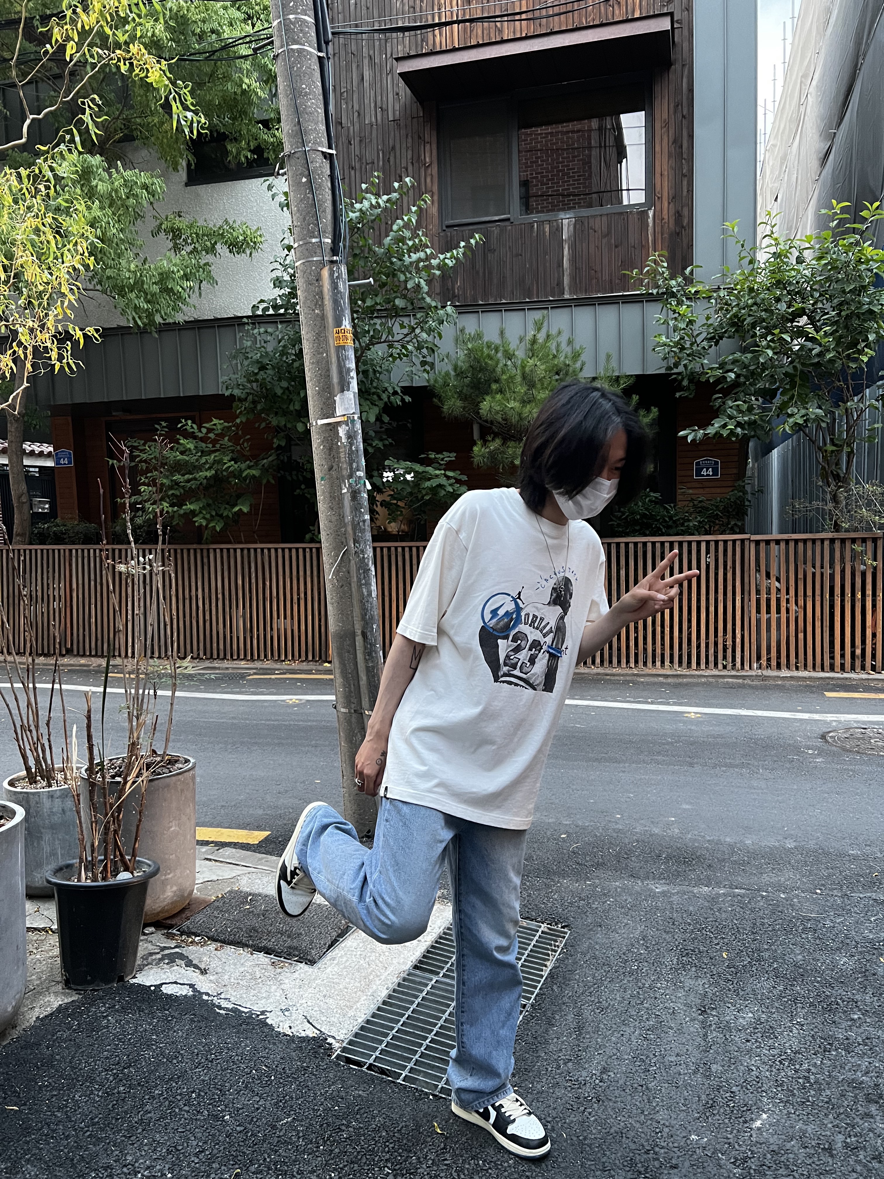 Jordan 1 x Travis Scott x Fragment Retro Low OG SP Military Blue, Jordan x Travis Scott x Fragment T-Shirt Sail (DJ0619-133) 착용 스타일 - 1