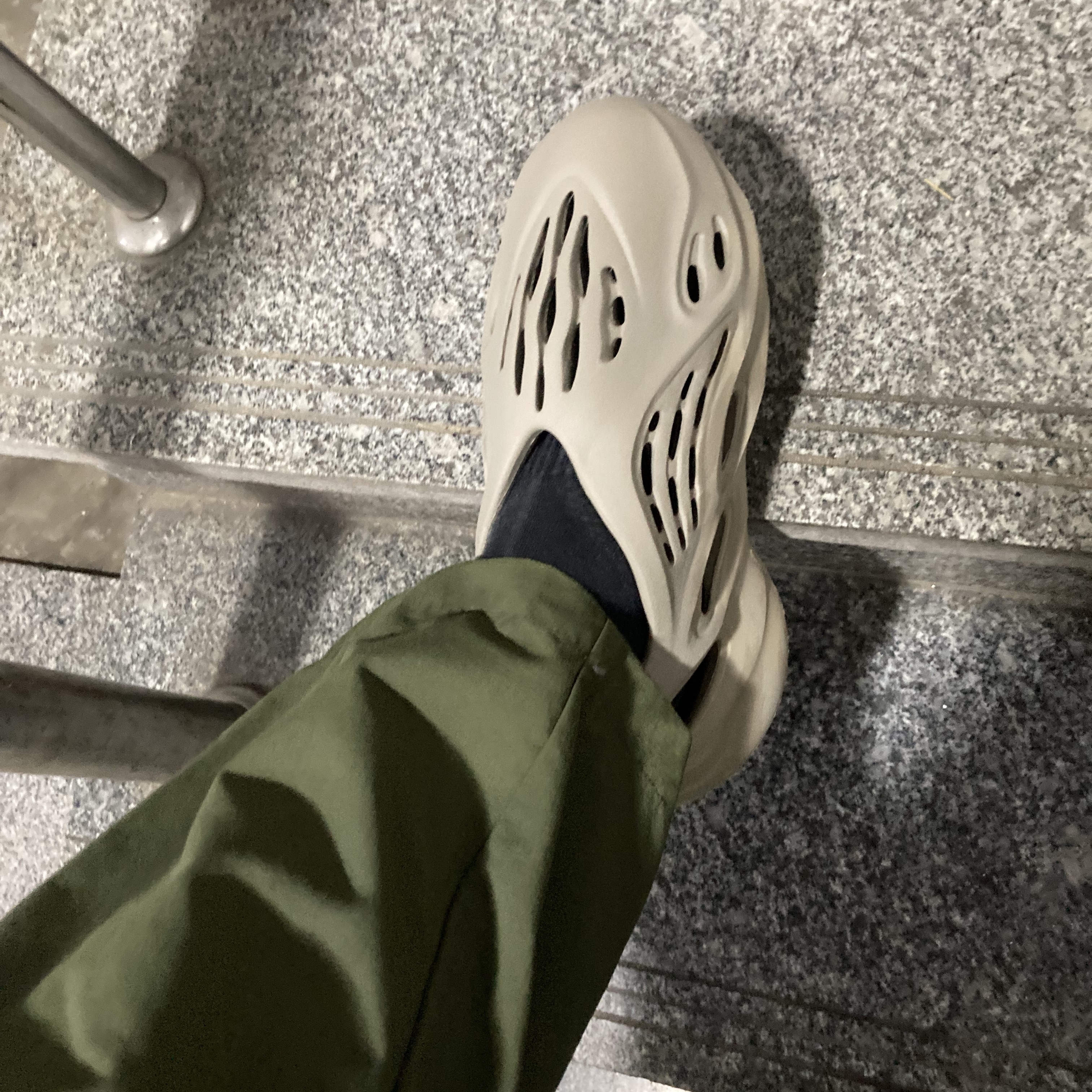 Adidas Yeezy Foam RNNR Stone Sage 착용 스타일