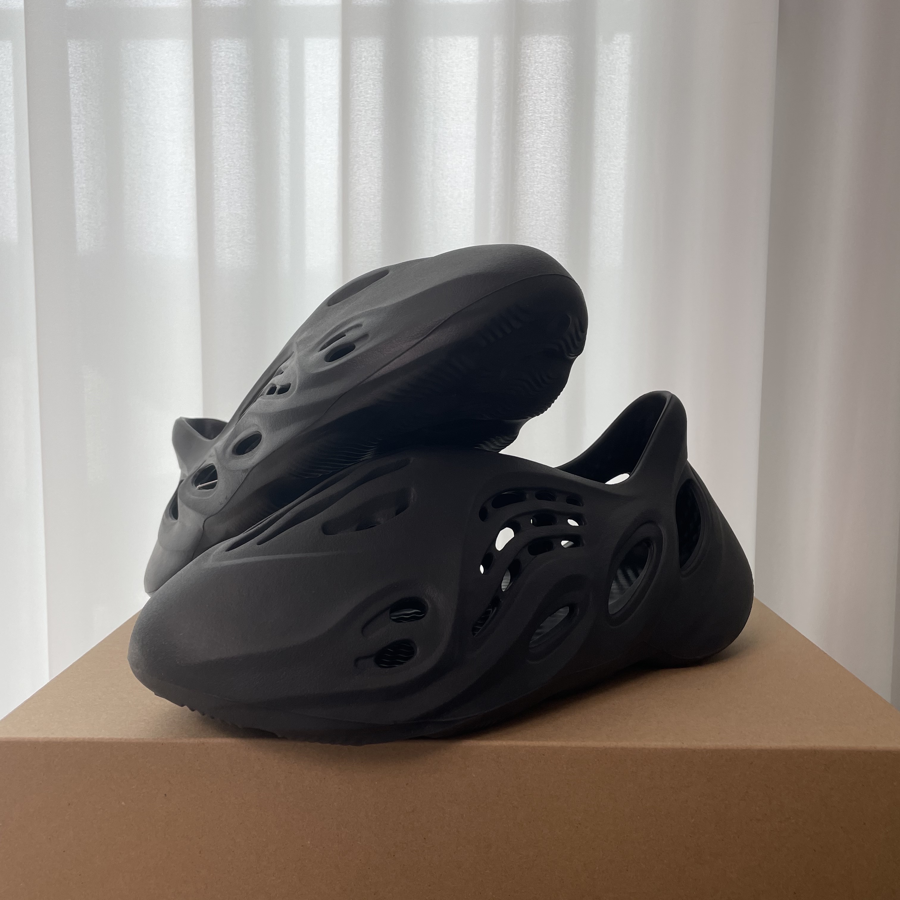 Adidas Yeezy Foam RNNR Onyx 착용 스타일