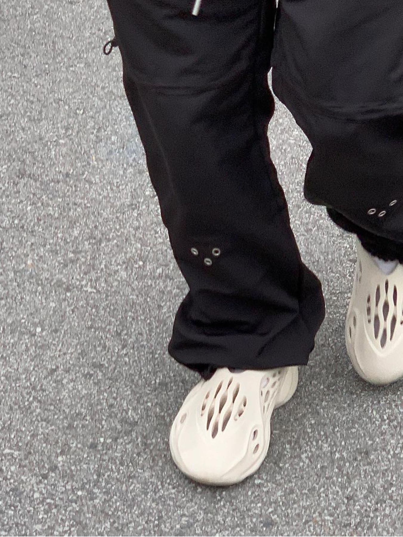 Adidas Yeezy Foam RNNR Sand 착용 스타일 - 3