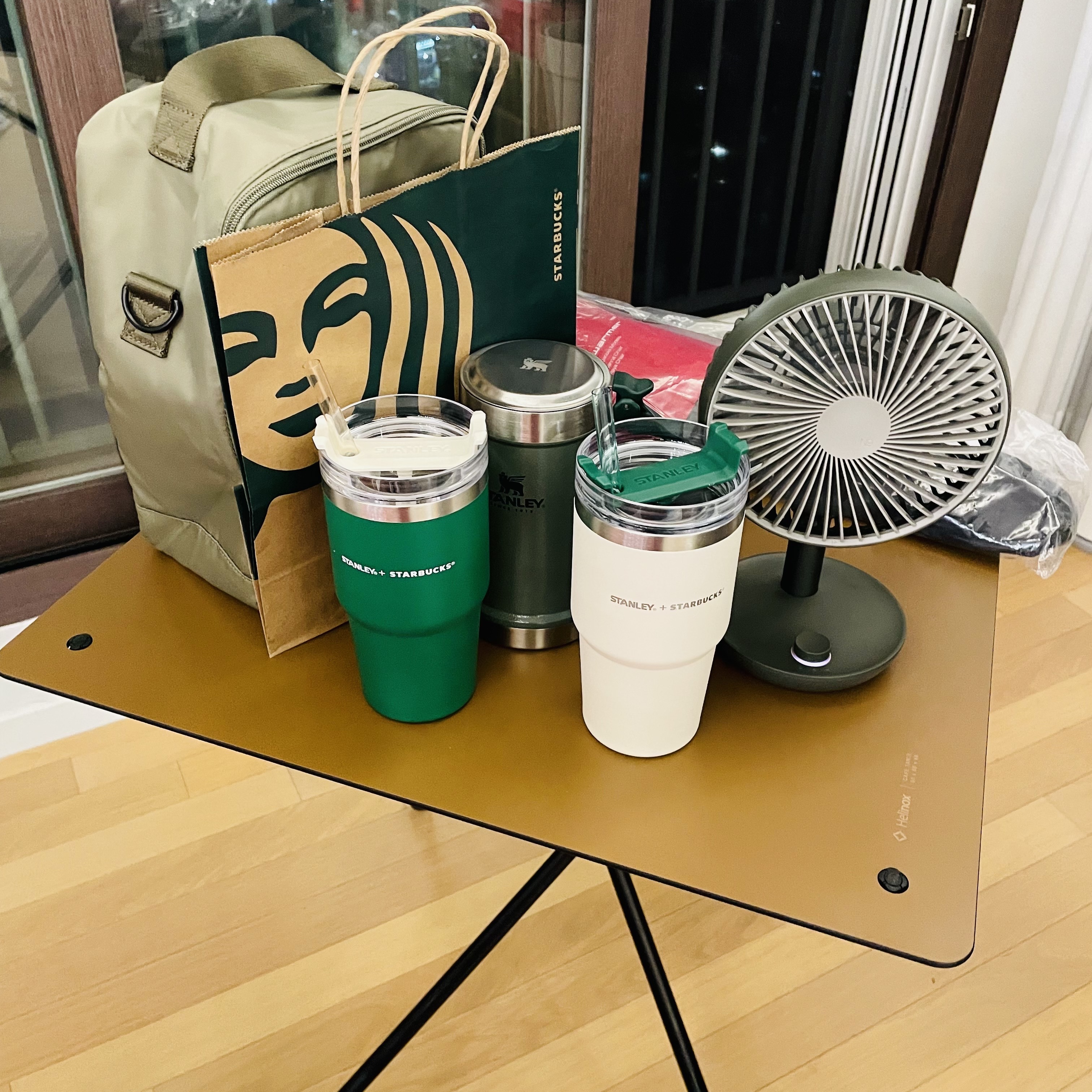 Helinox Cafe Table Coyote Tan, Helinox Savanna Chair All Black 착용 스타일 - 2