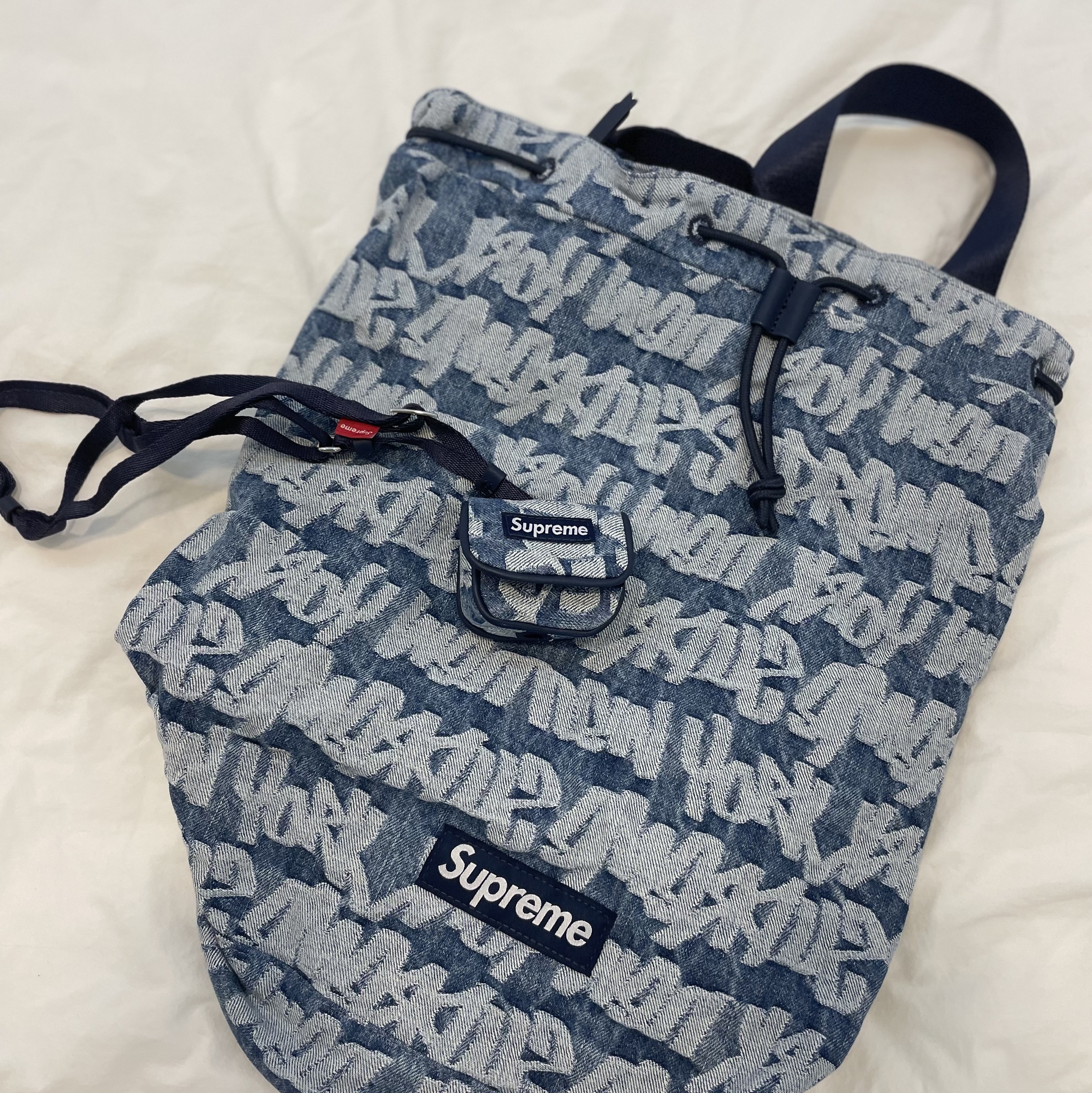 Supreme Fat Tip Jacquard Denim AirPods Case Blue - 22SS, Supreme Fat Tip Jacquard Denim Backpack Blue - 22SS 착용 스타일