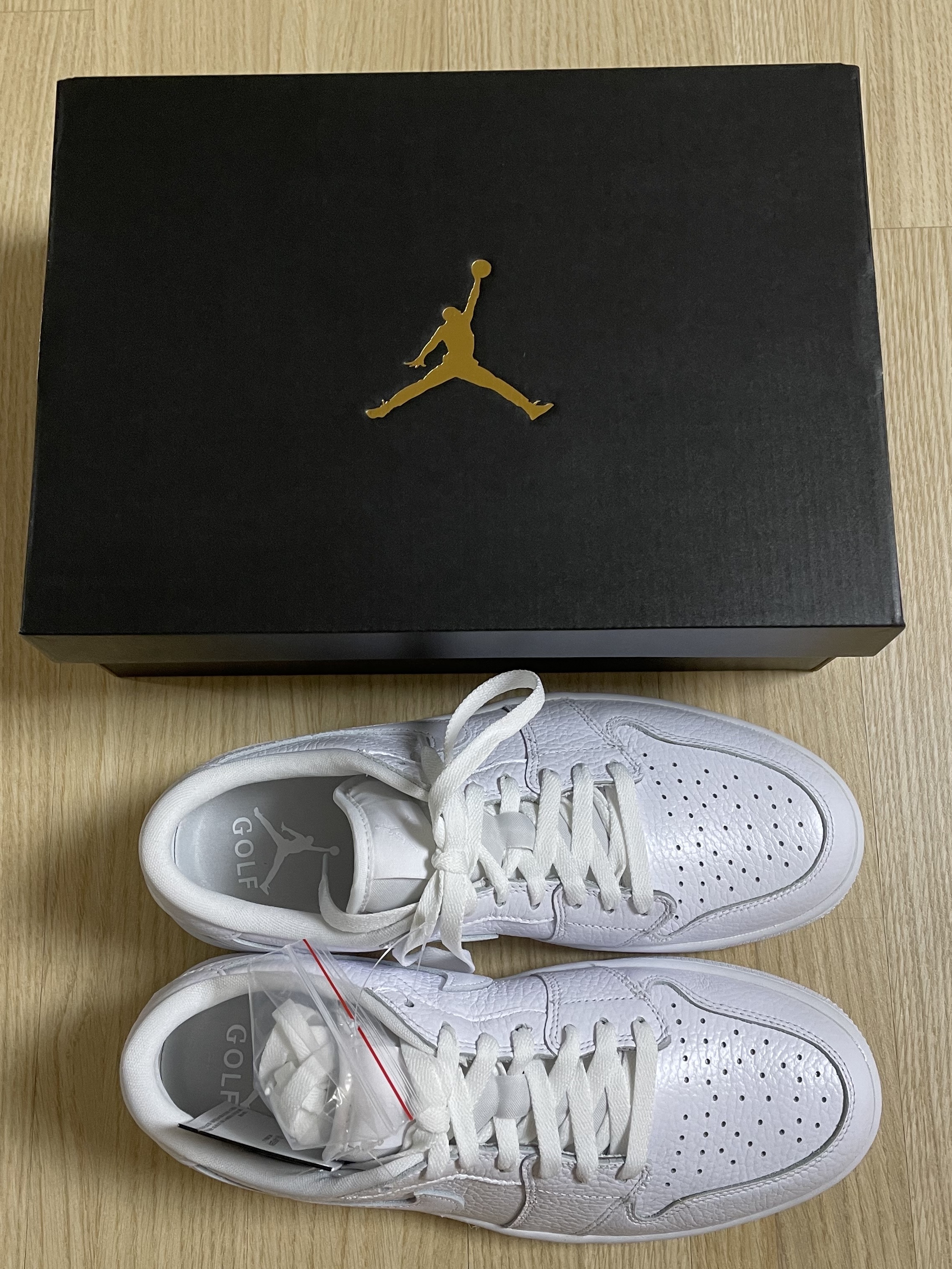 Jordan 1 Low Golf Triple White 착용 스타일 - 2