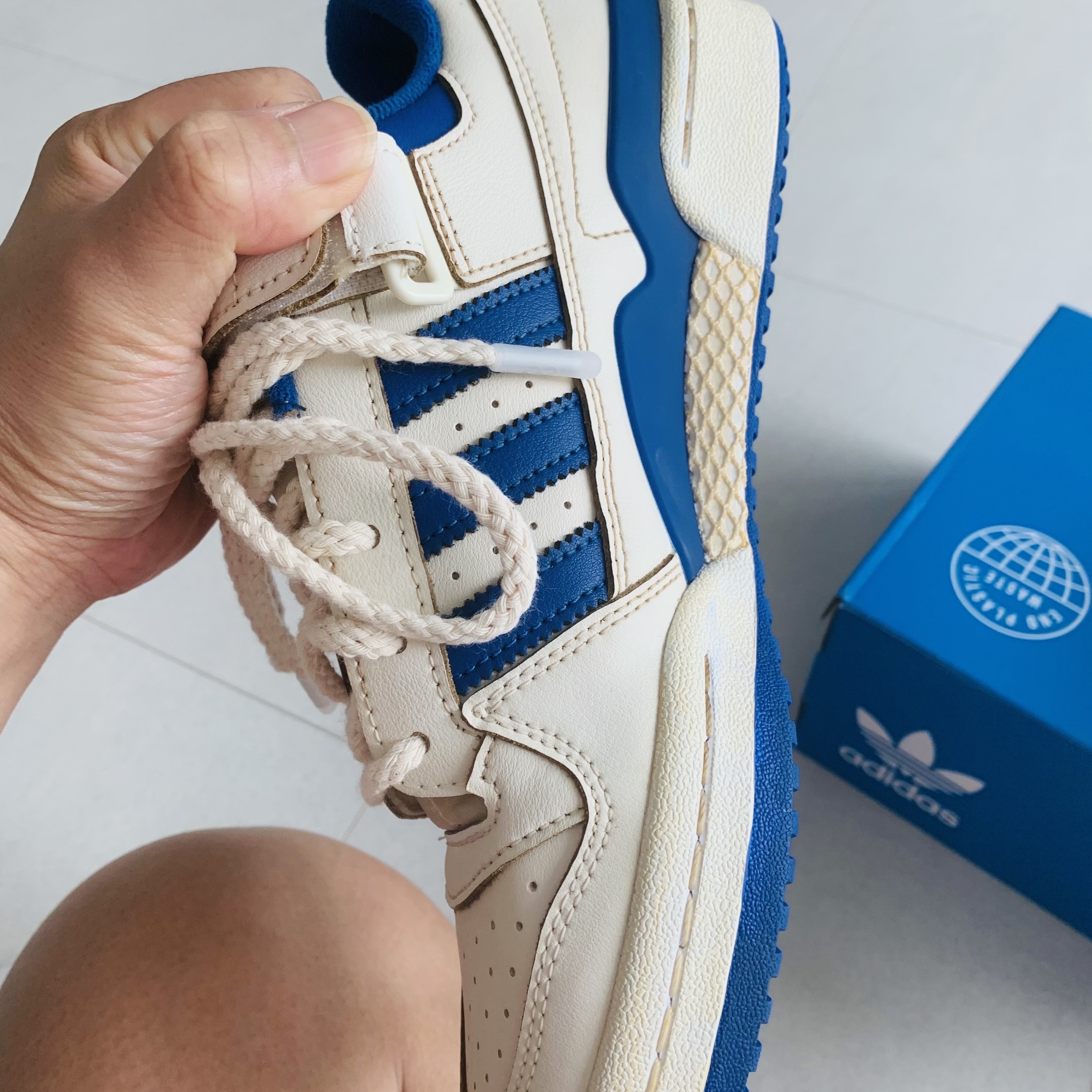 Adidas Forum Low White Royal Blue 착용 스타일 - 4