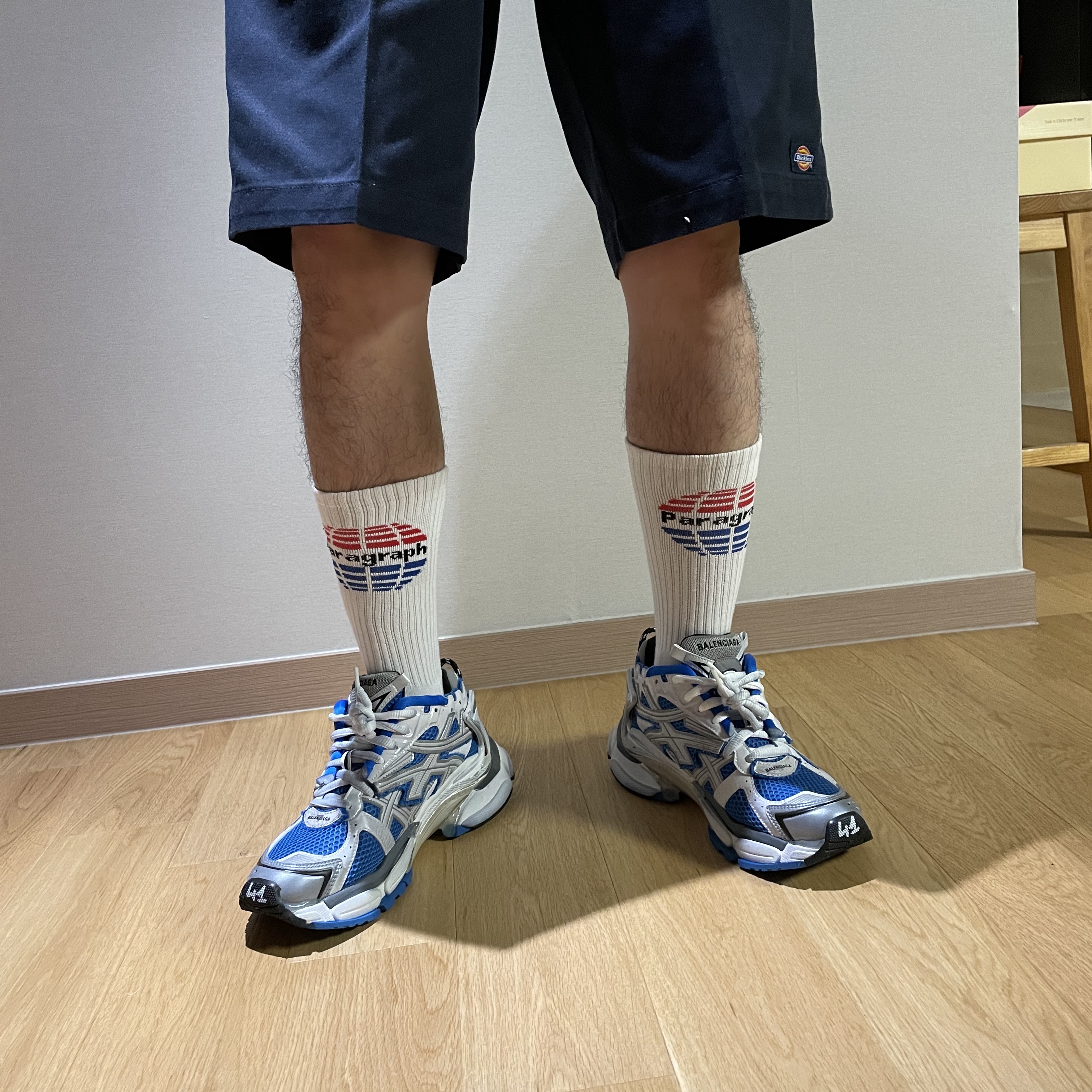 Balenciaga Runner Sneakers Blue White 착용 스타일 - 1