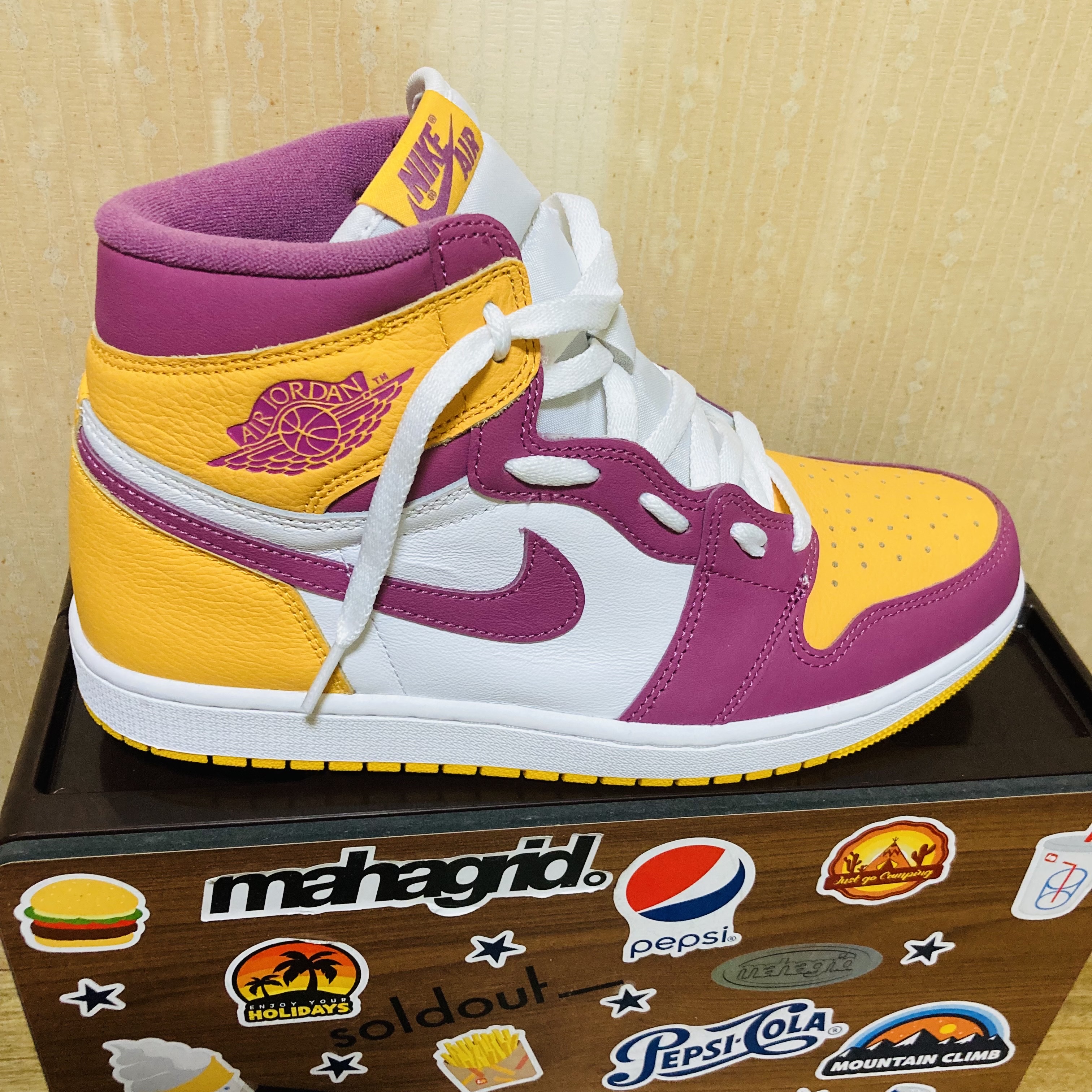Jordan 1 Retro High OG University Gold Light Bordeaux 착용 스타일 - 2