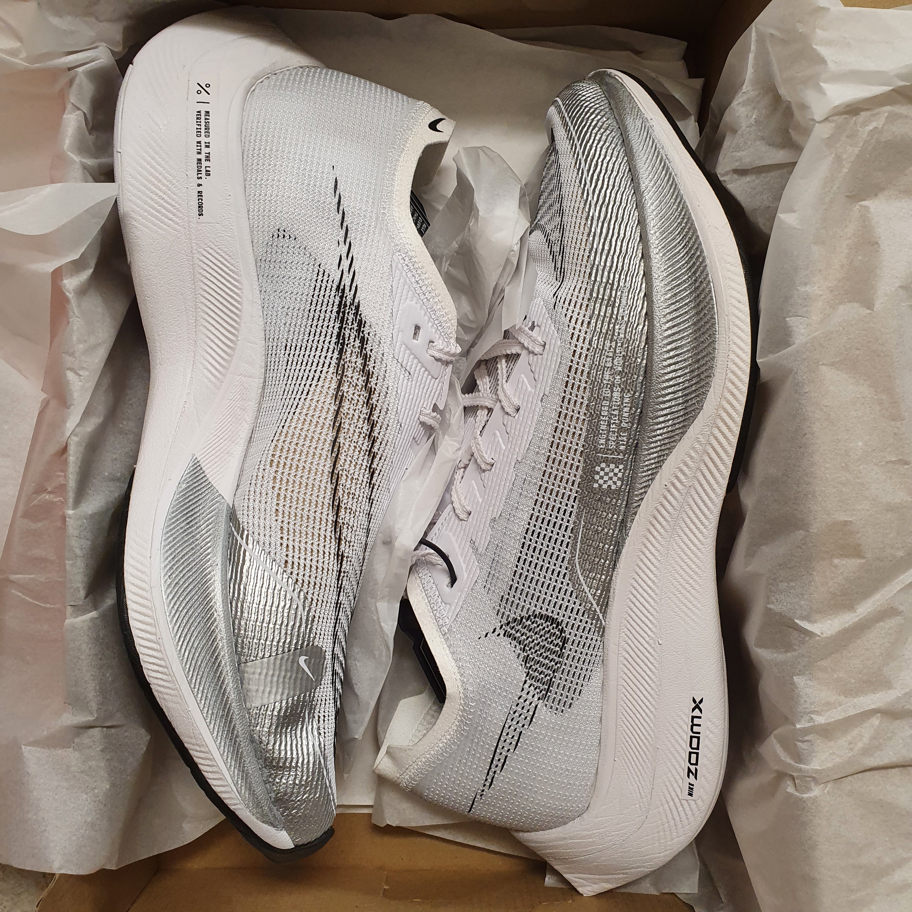Nike ZoomX Vaporfly Next% 2 White Metallic Silver 착용 스타일 - 1