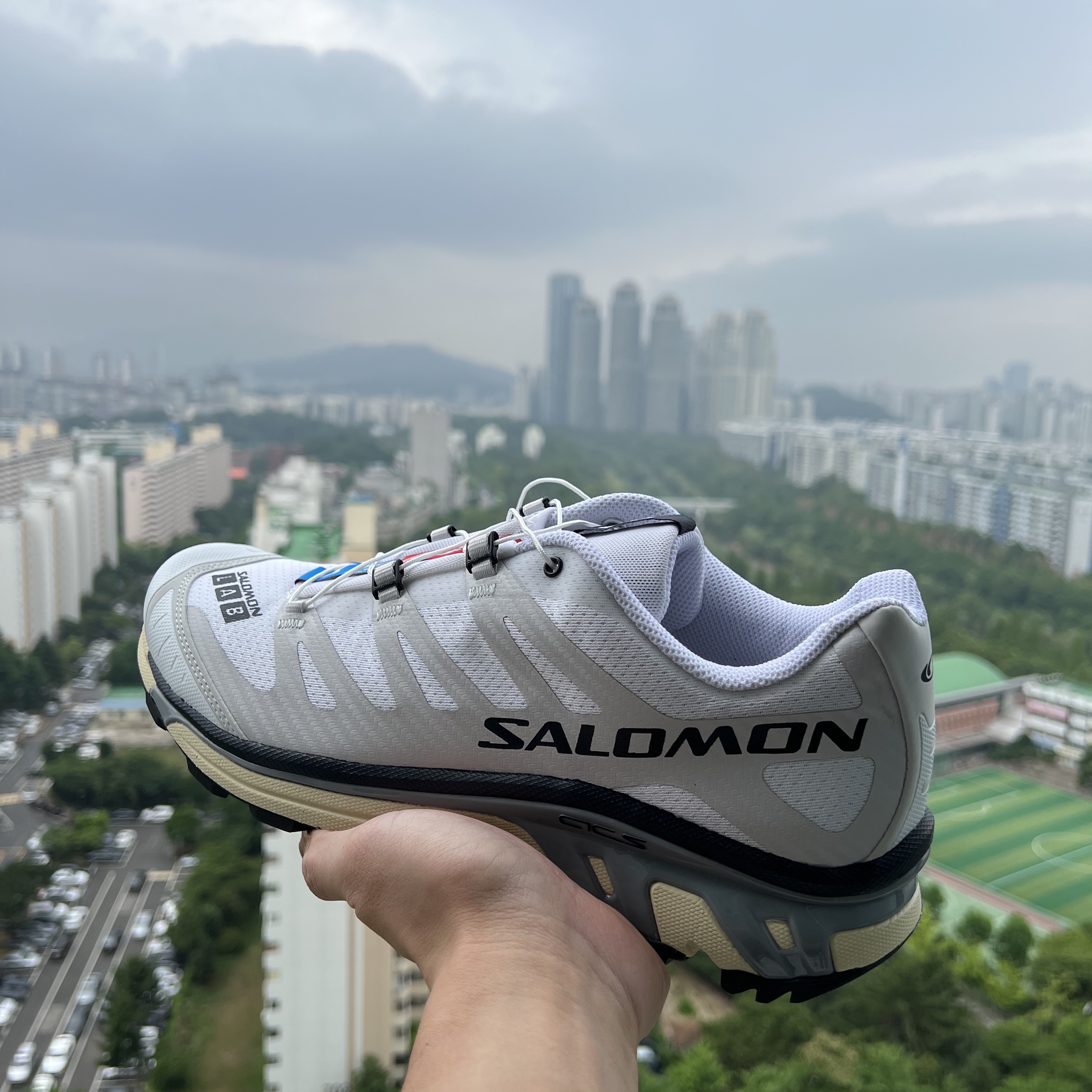 Salomon XT-4 White Lunar Rock 착용 스타일