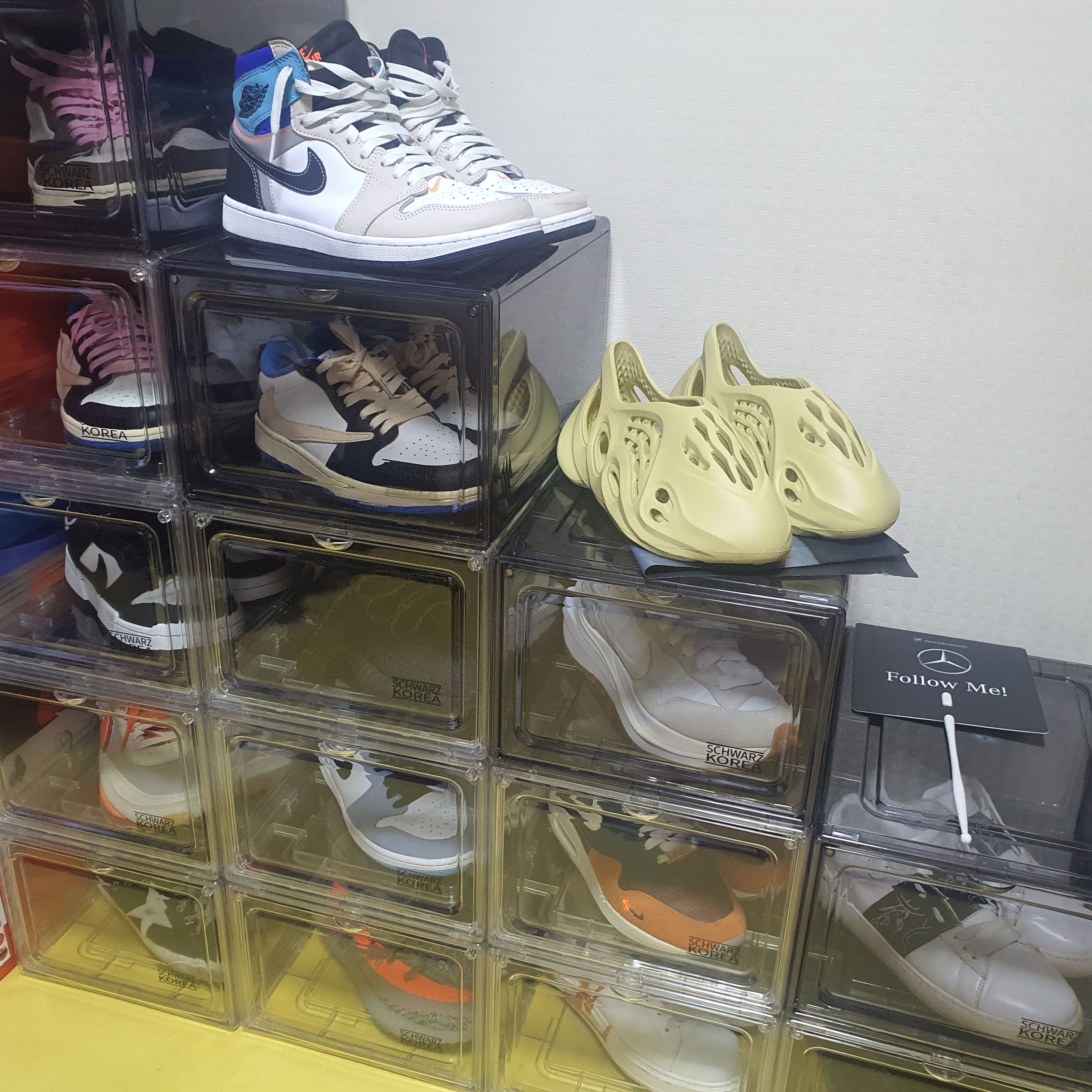 Adidas Yeezy Foam RNNR Sulfur 착용 스타일