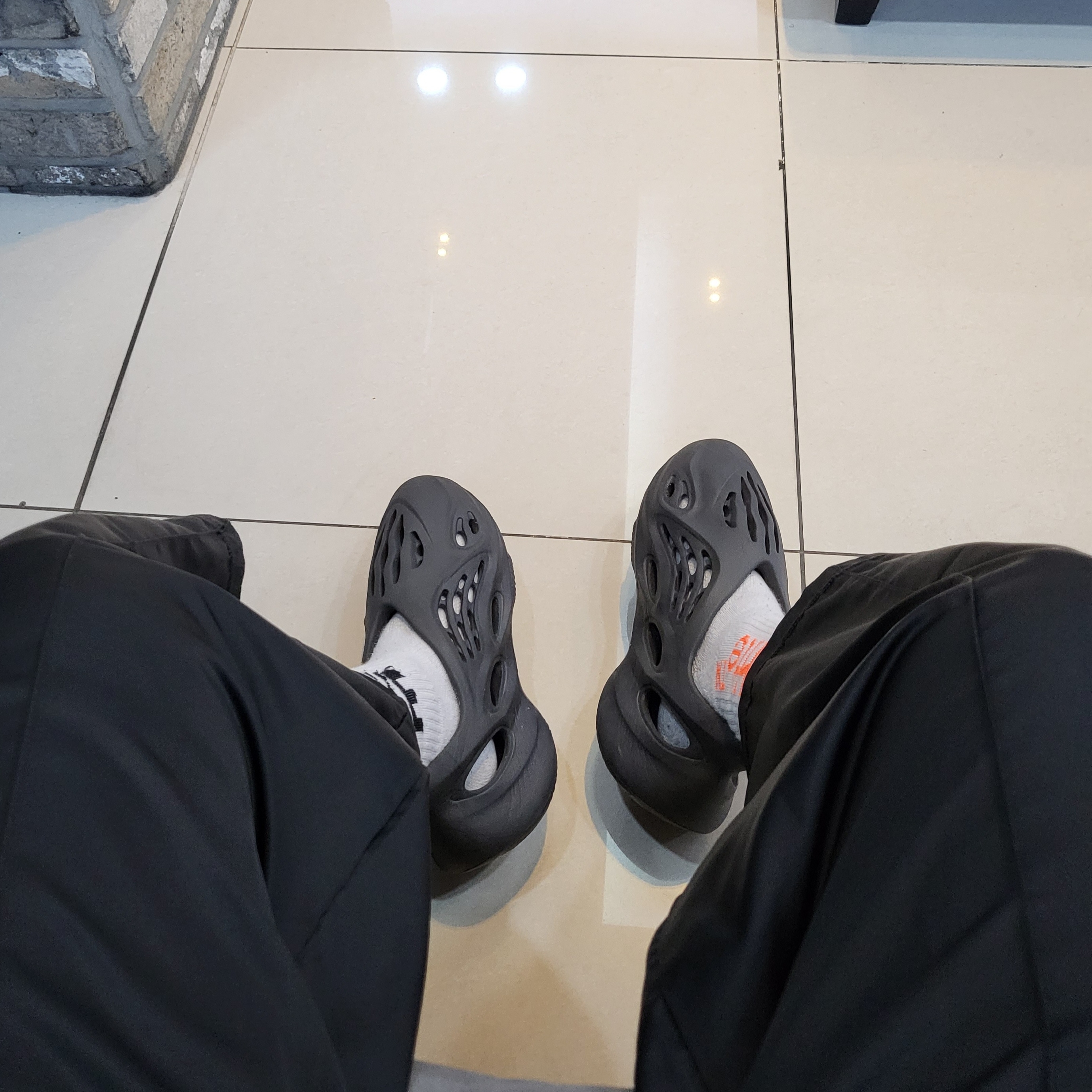 Adidas Yeezy Foam RNNR Onyx 착용 스타일
