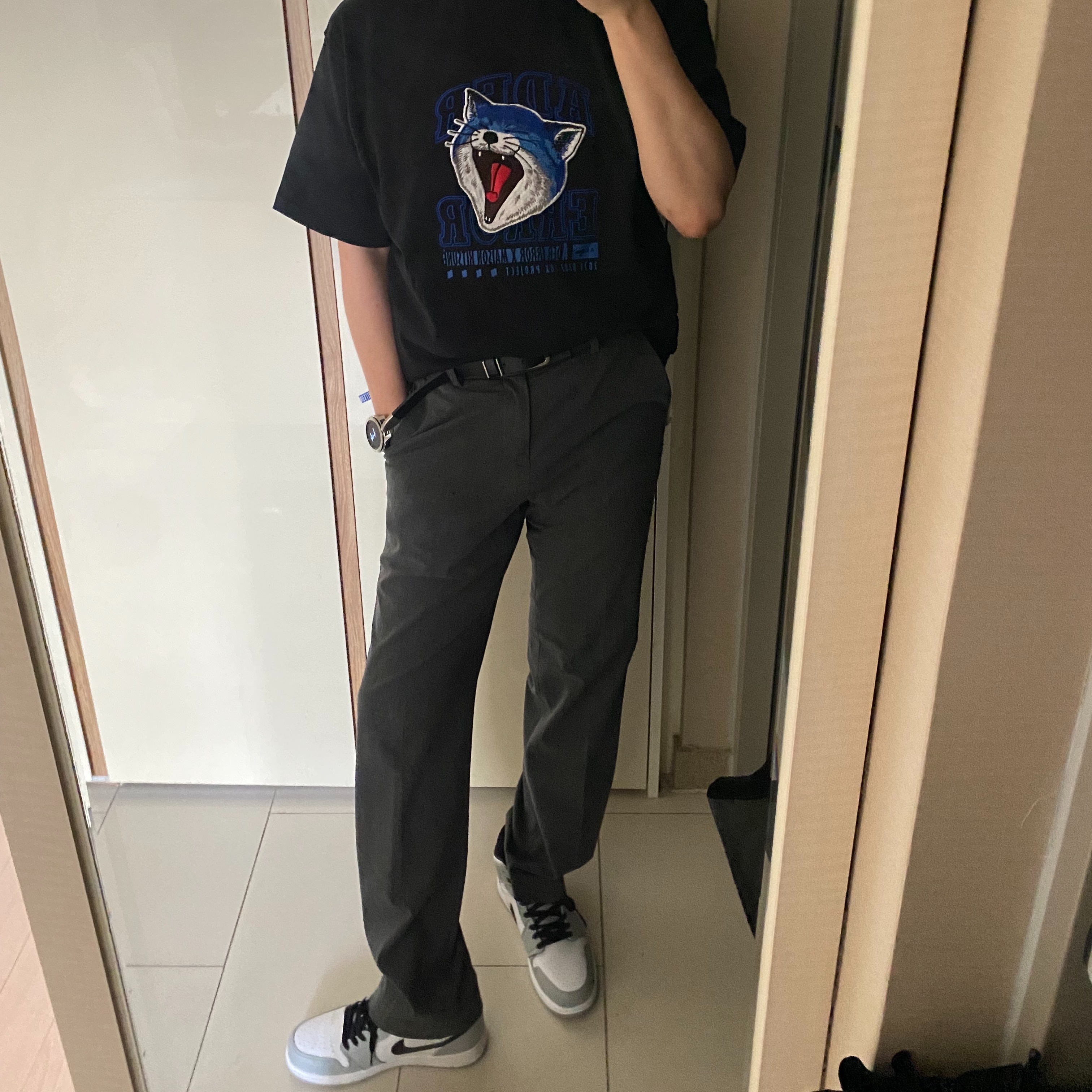 Jordan 1 Mid Light Smoke Grey, Maison Kitsune x Ader Error Yawn Fox T-Shirt Black 착용 스타일