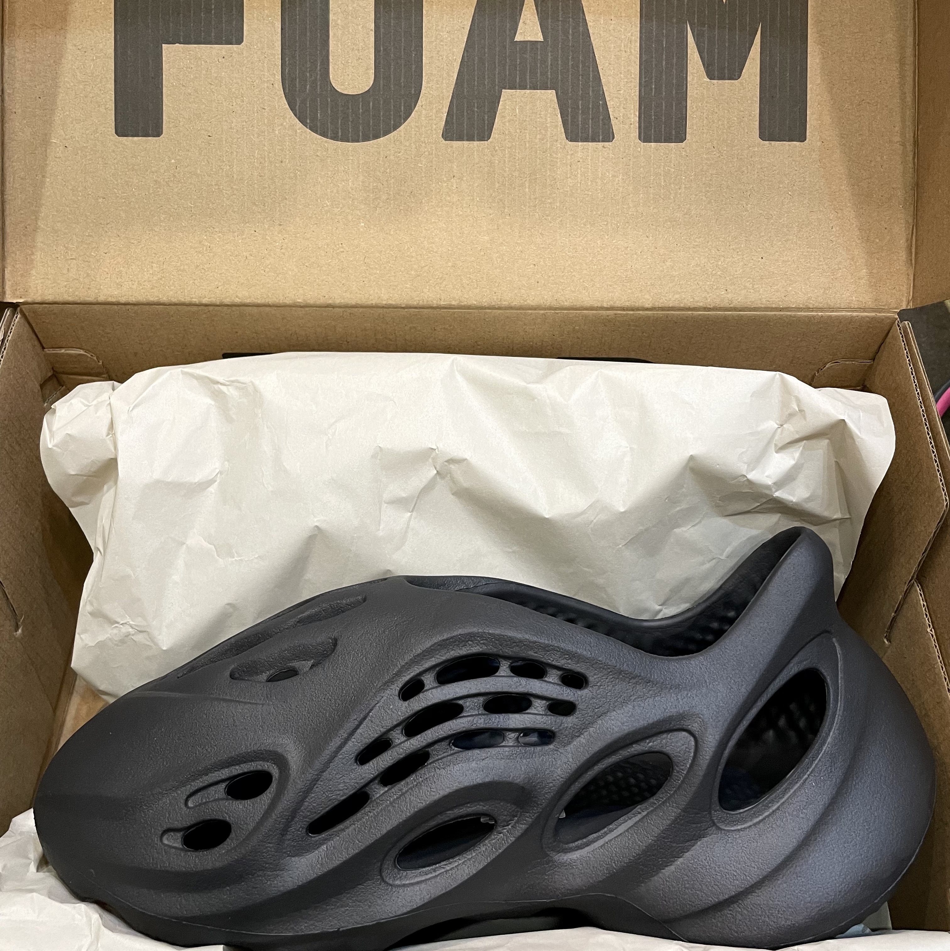Adidas Yeezy Foam RNNR Onyx 착용 스타일