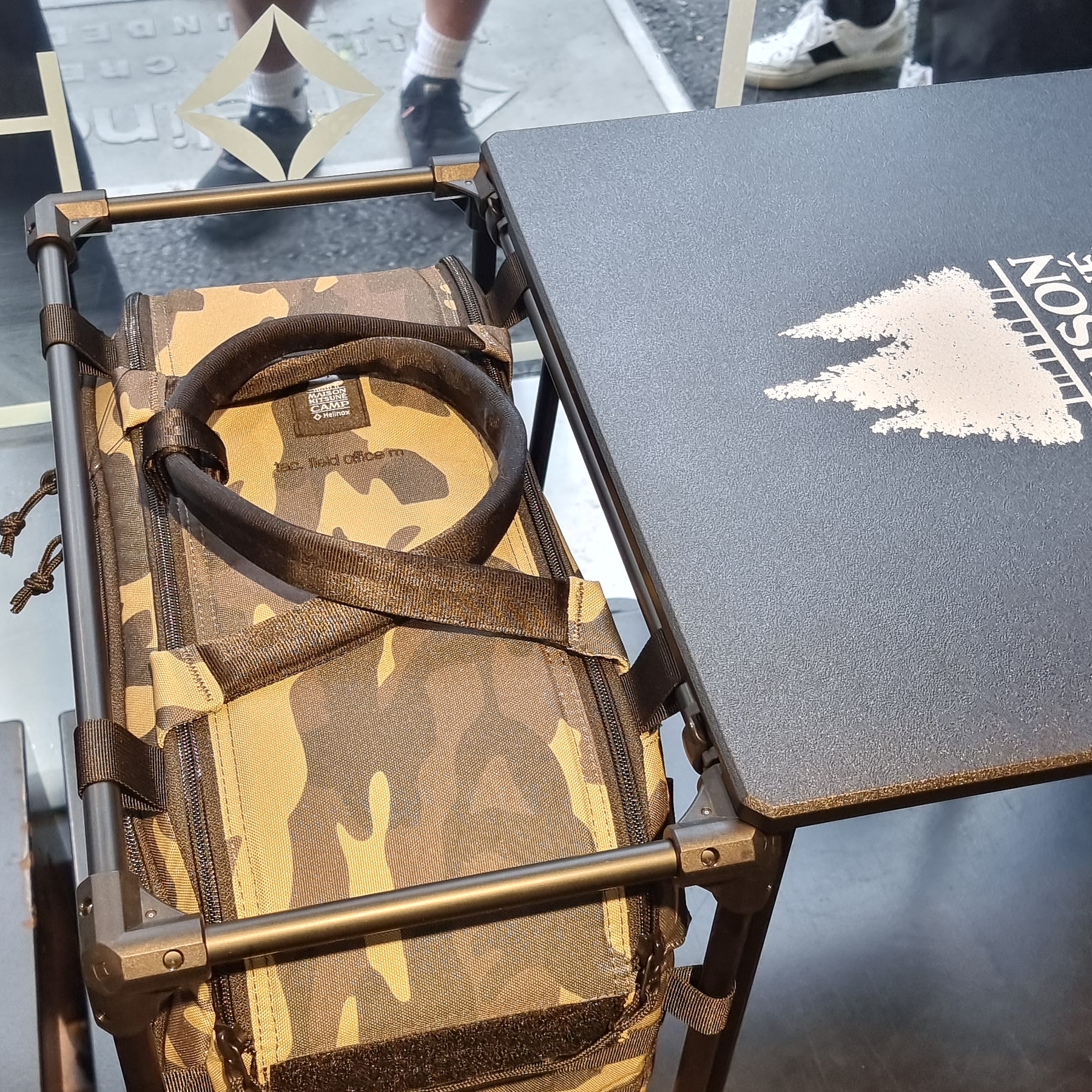 Helinox x Maison Kitsune Field Office M MK Camo 착용 스타일 - 2