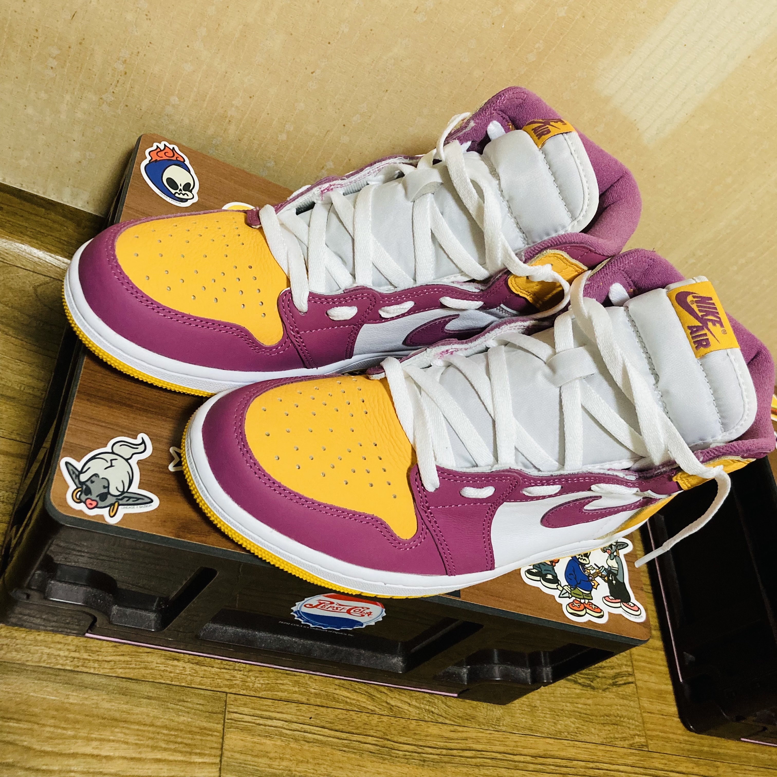Jordan 1 Retro High OG University Gold Light Bordeaux 착용 스타일 - 3