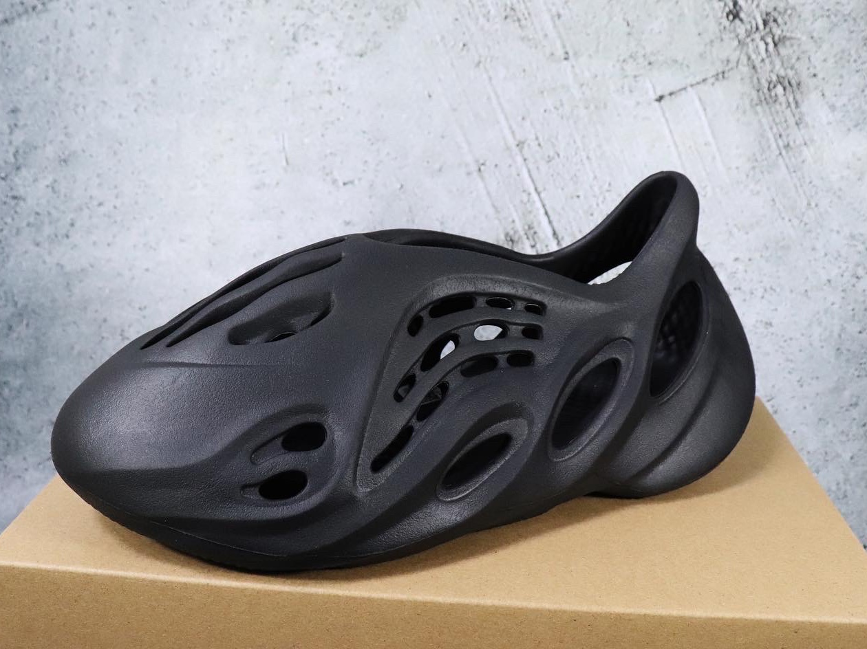 Adidas Yeezy Foam RNNR Onyx 착용 스타일 - 2